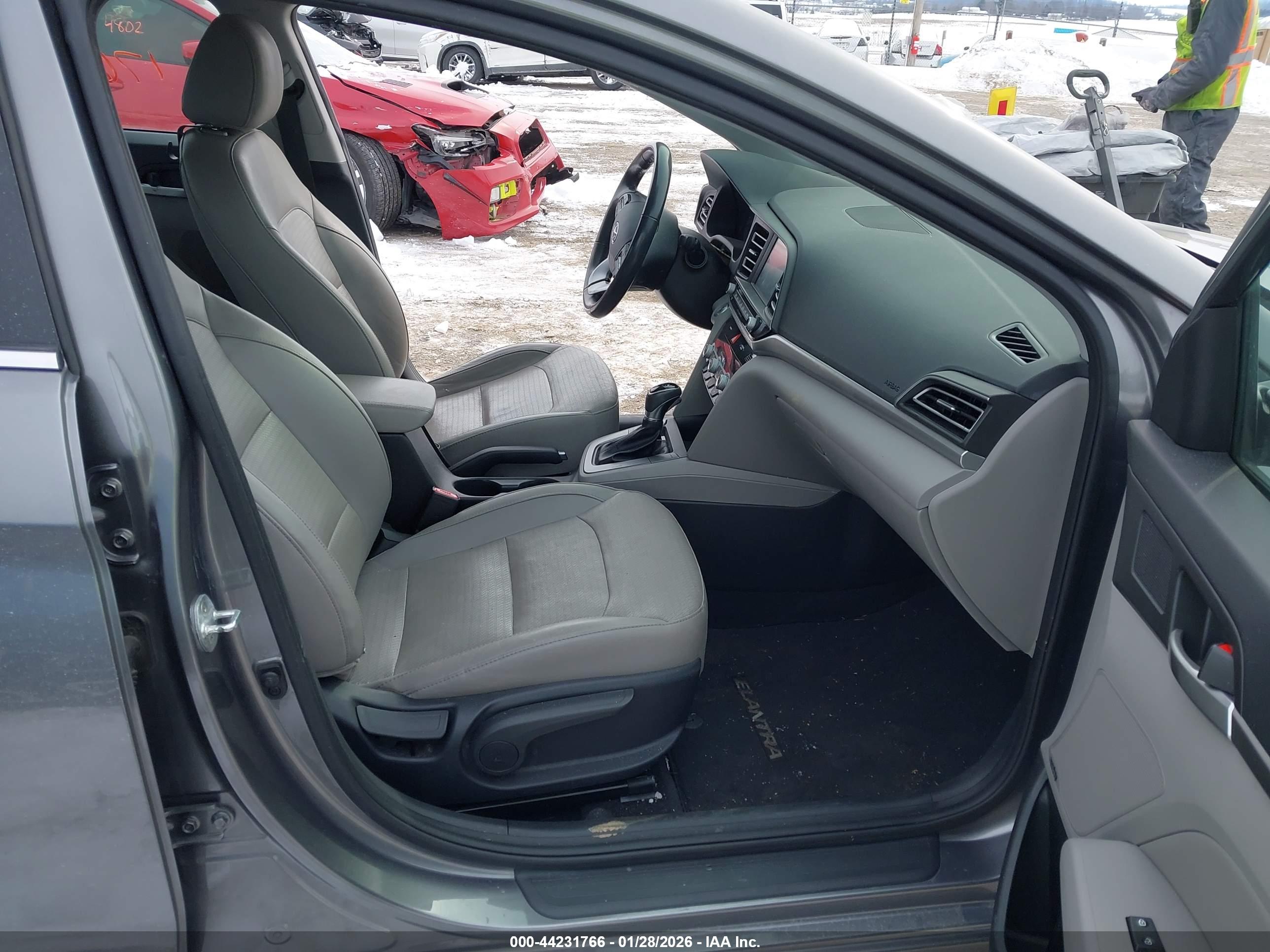 HYUNDAI ELANTRA image 5
