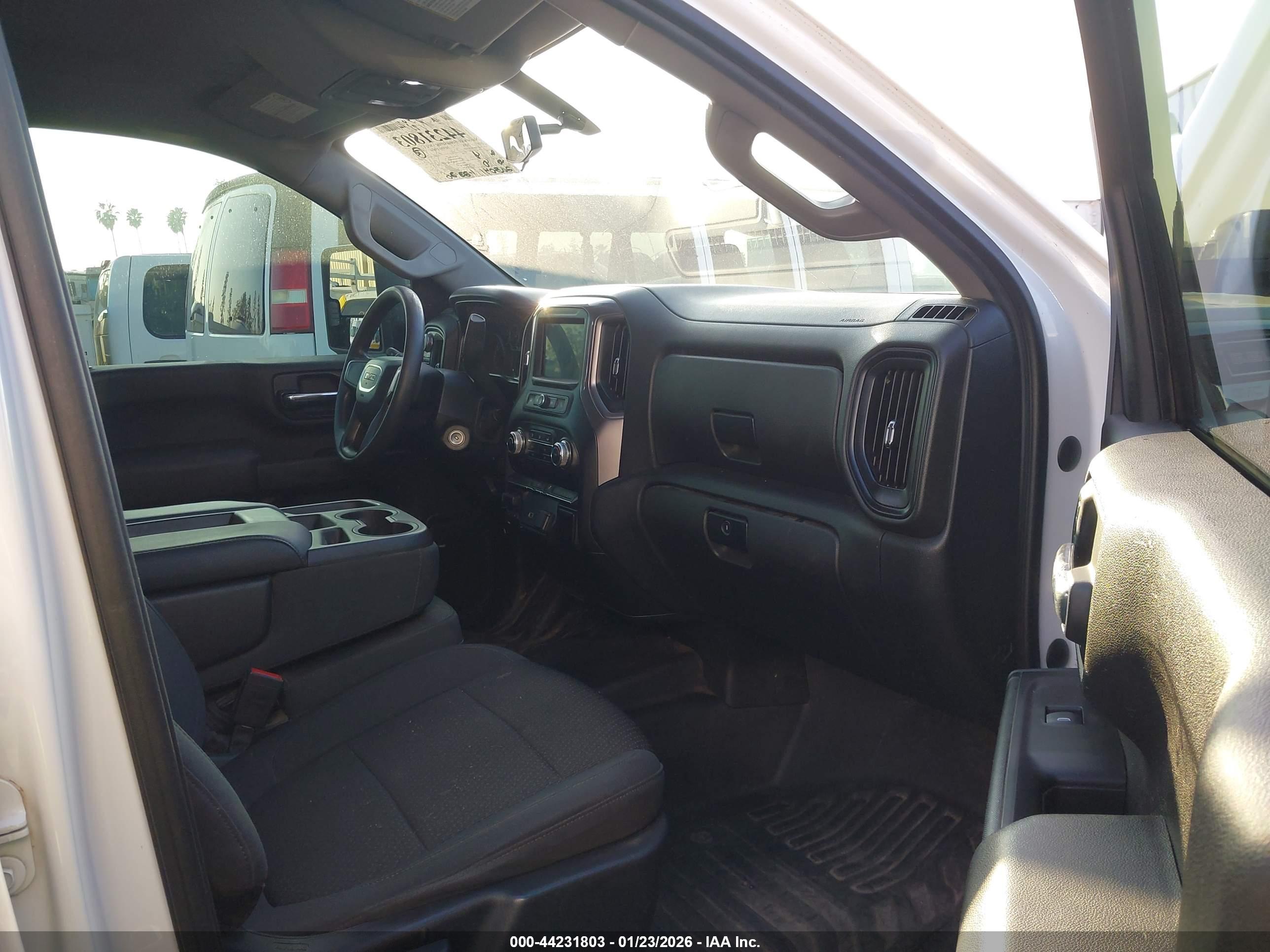 GMC SIERRA image 8