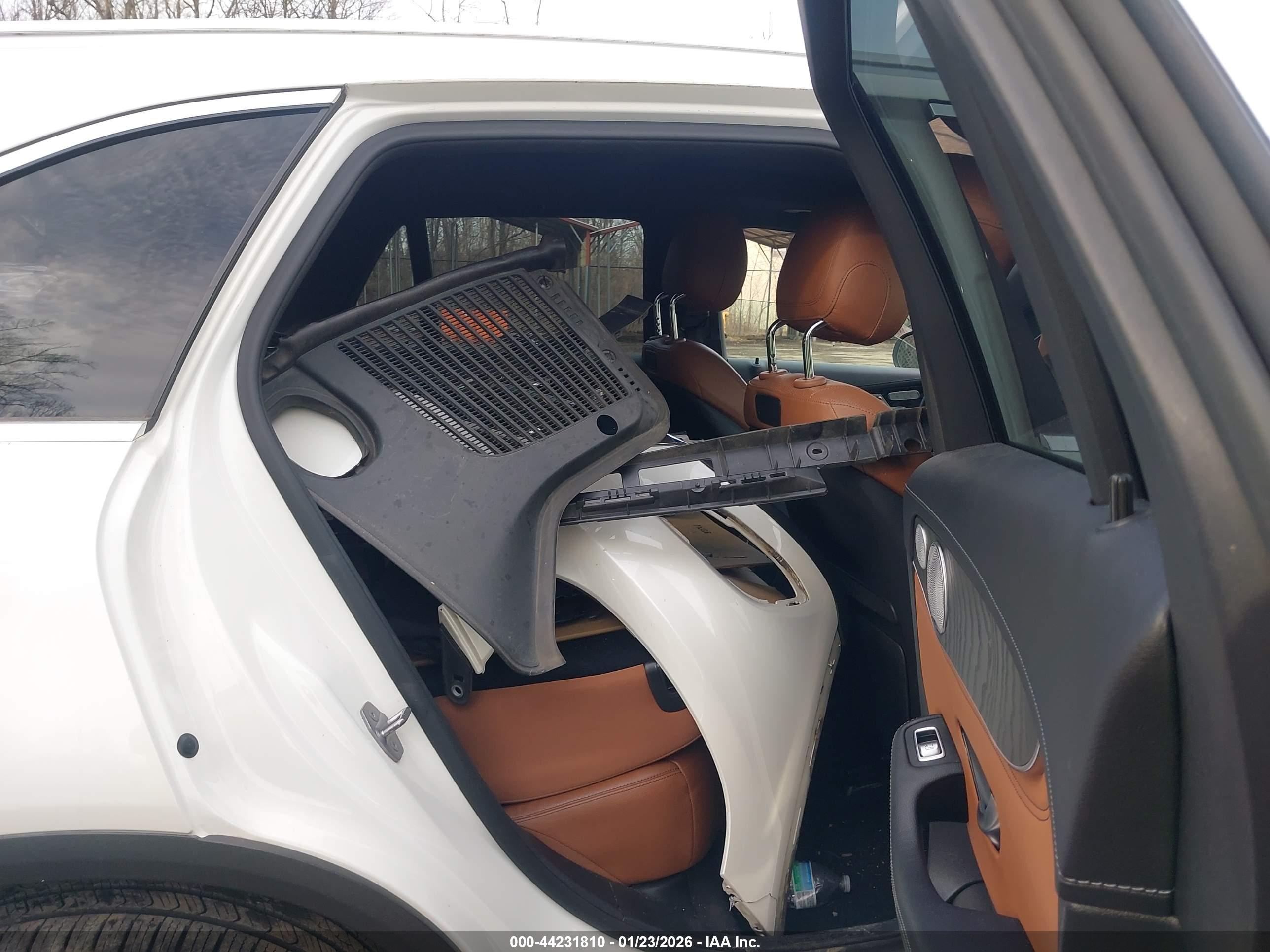MERCEDES-BENZ GLC image 8