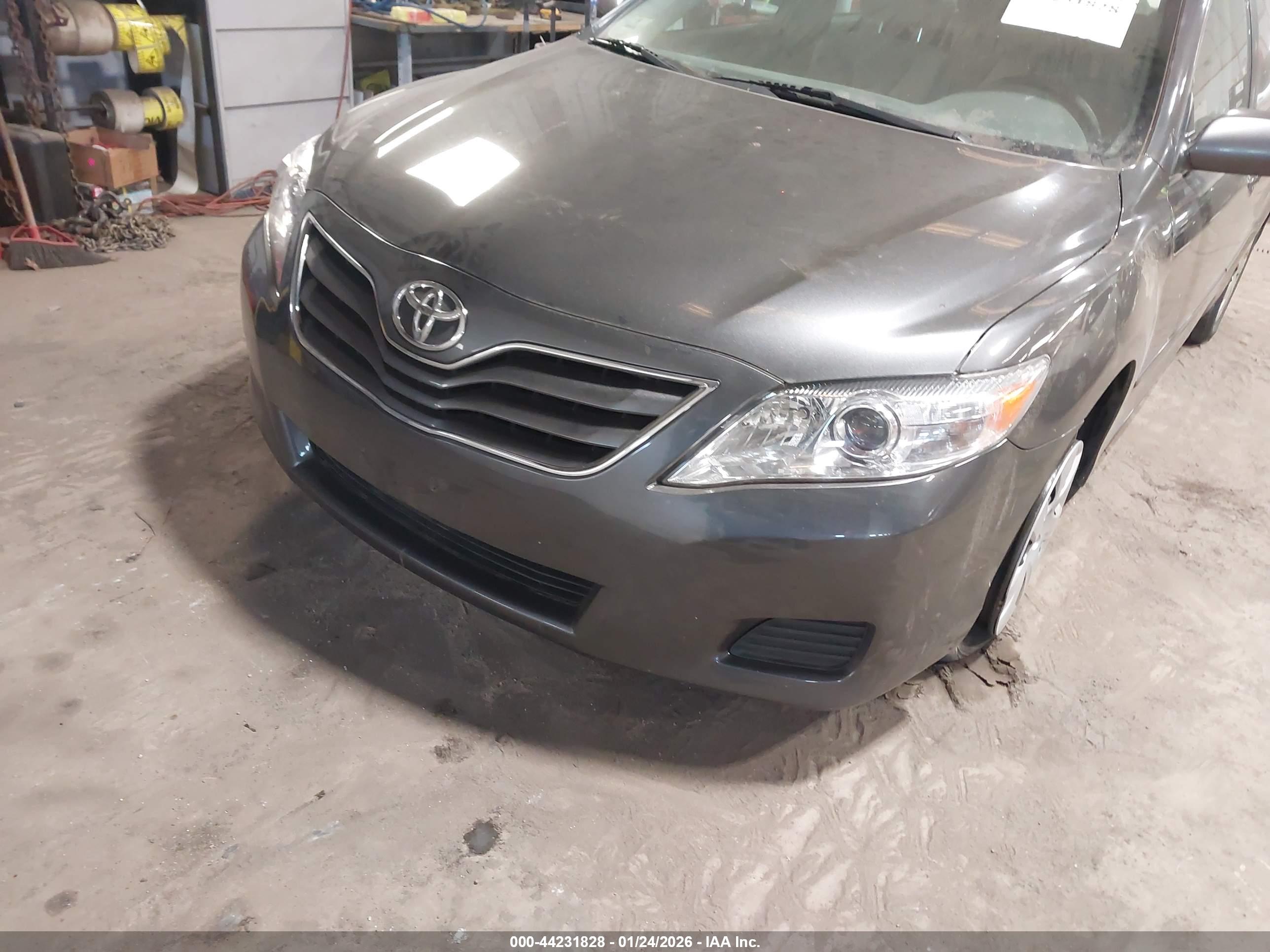 TOYOTA CAMRY image 6