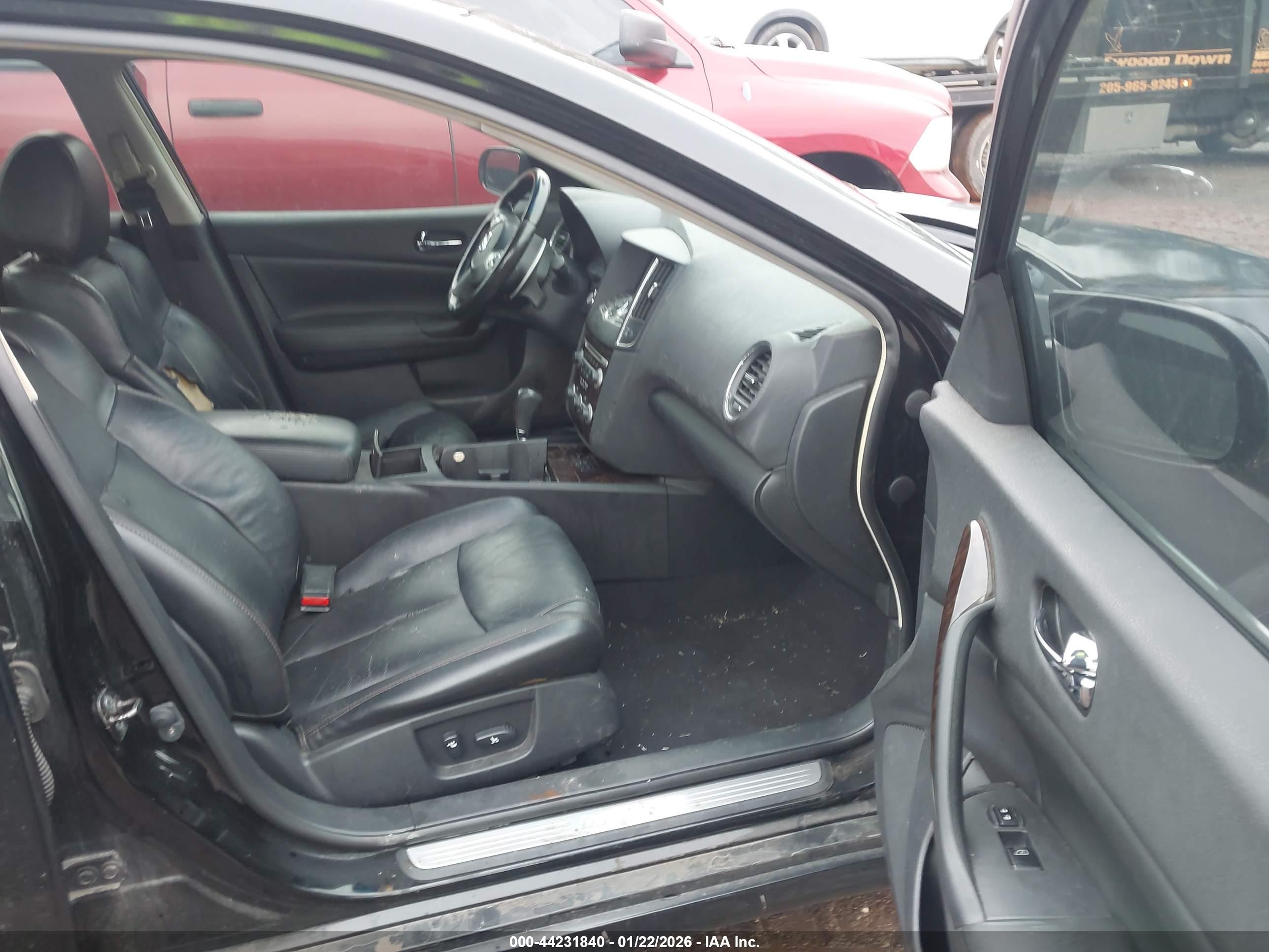 NISSAN MAXIMA image 5