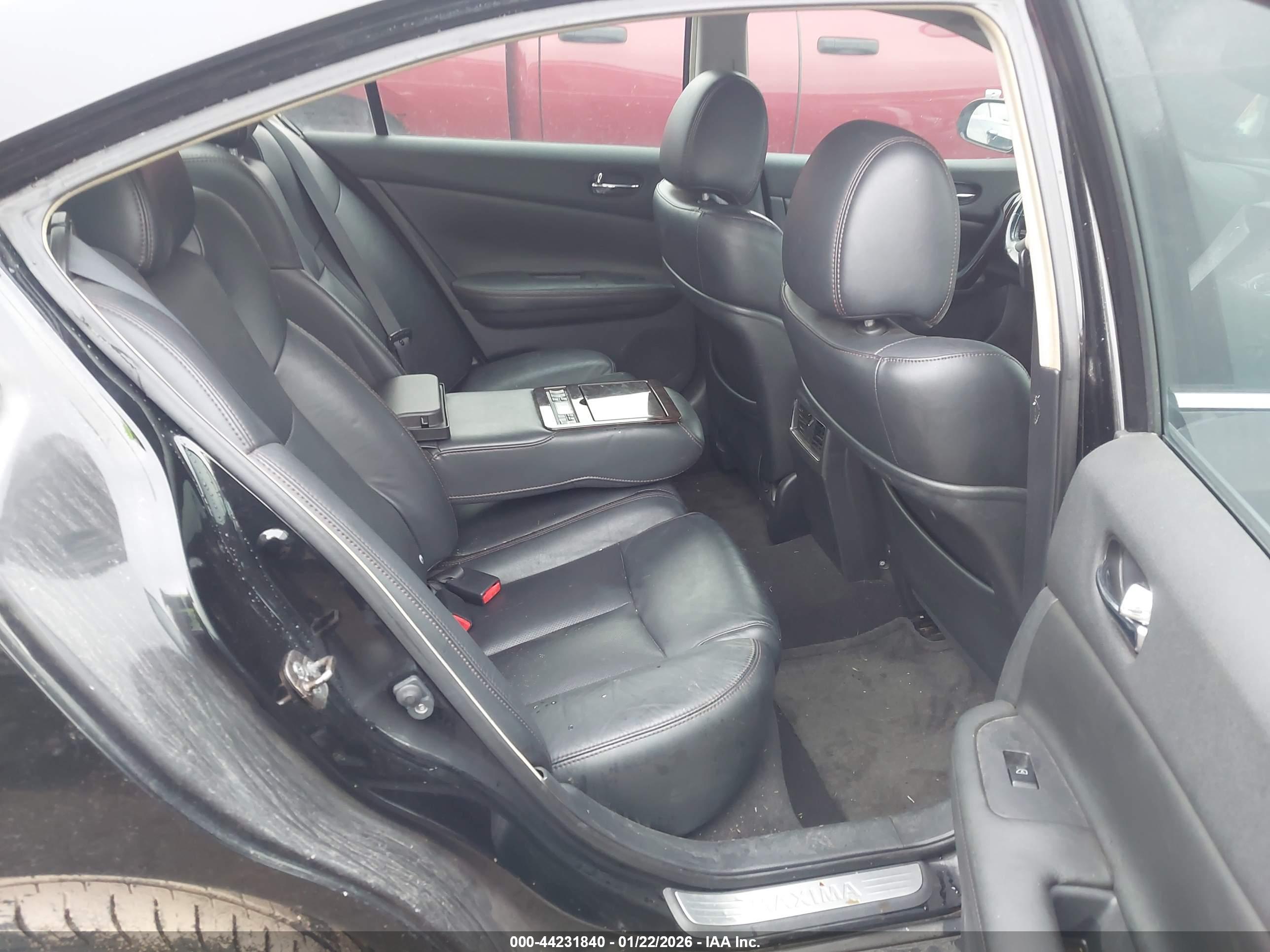 NISSAN MAXIMA image 8