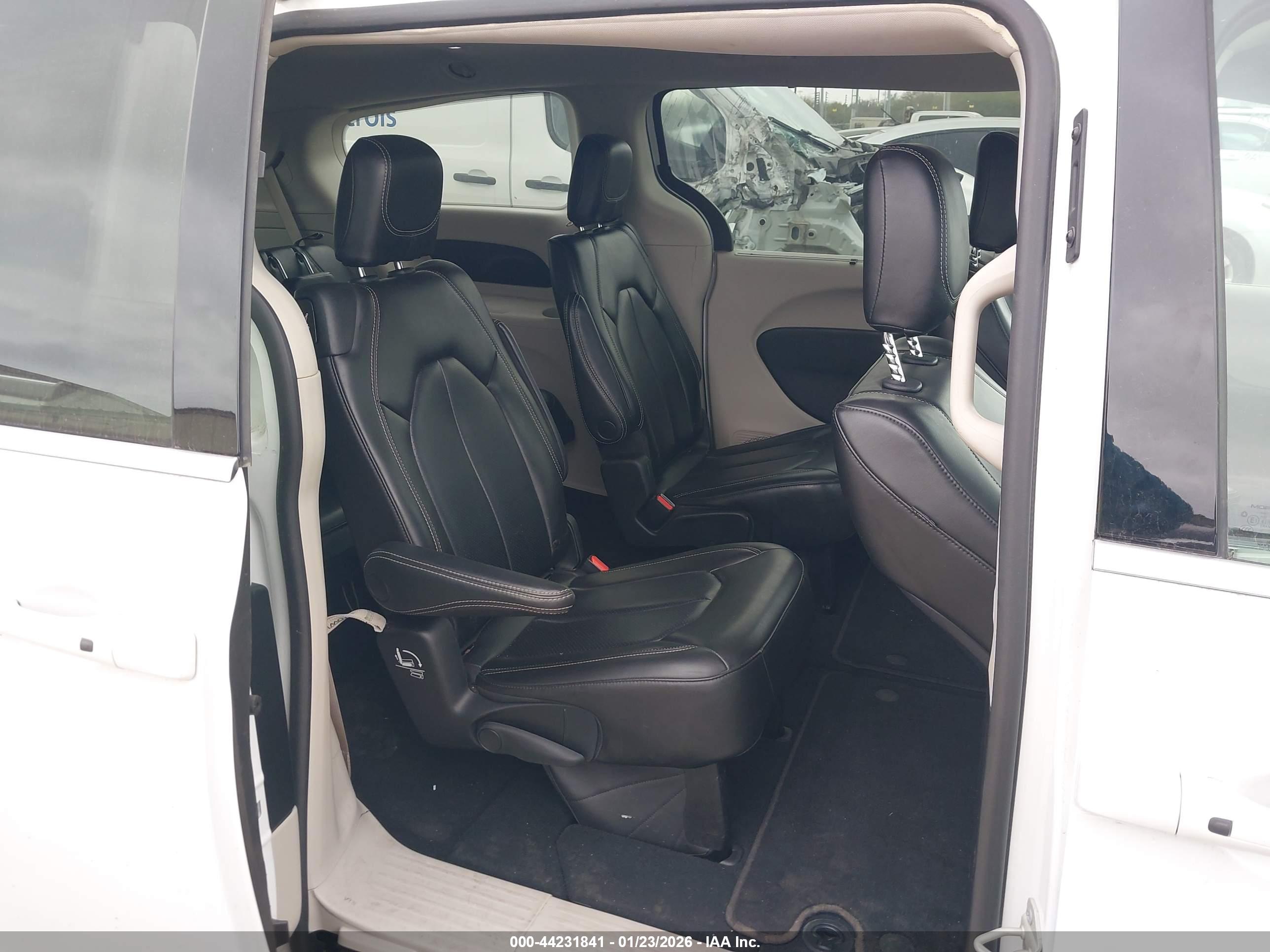 CHRYSLER PACIFICA image 8