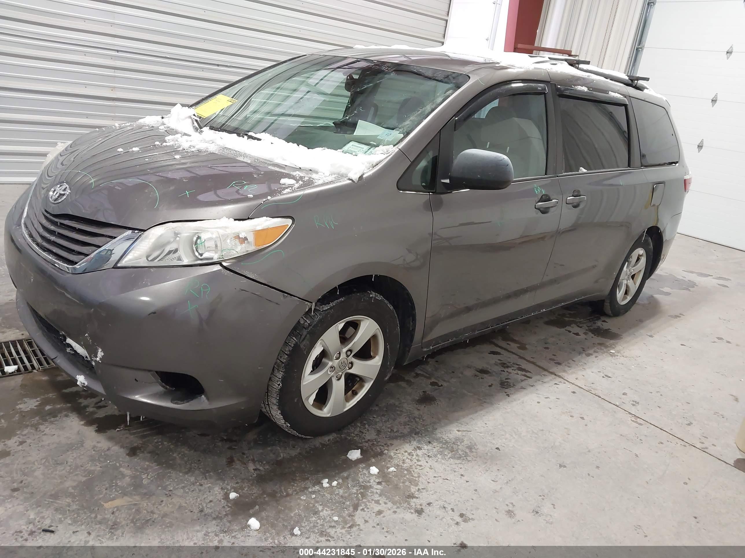 TOYOTA SIENNA image 2