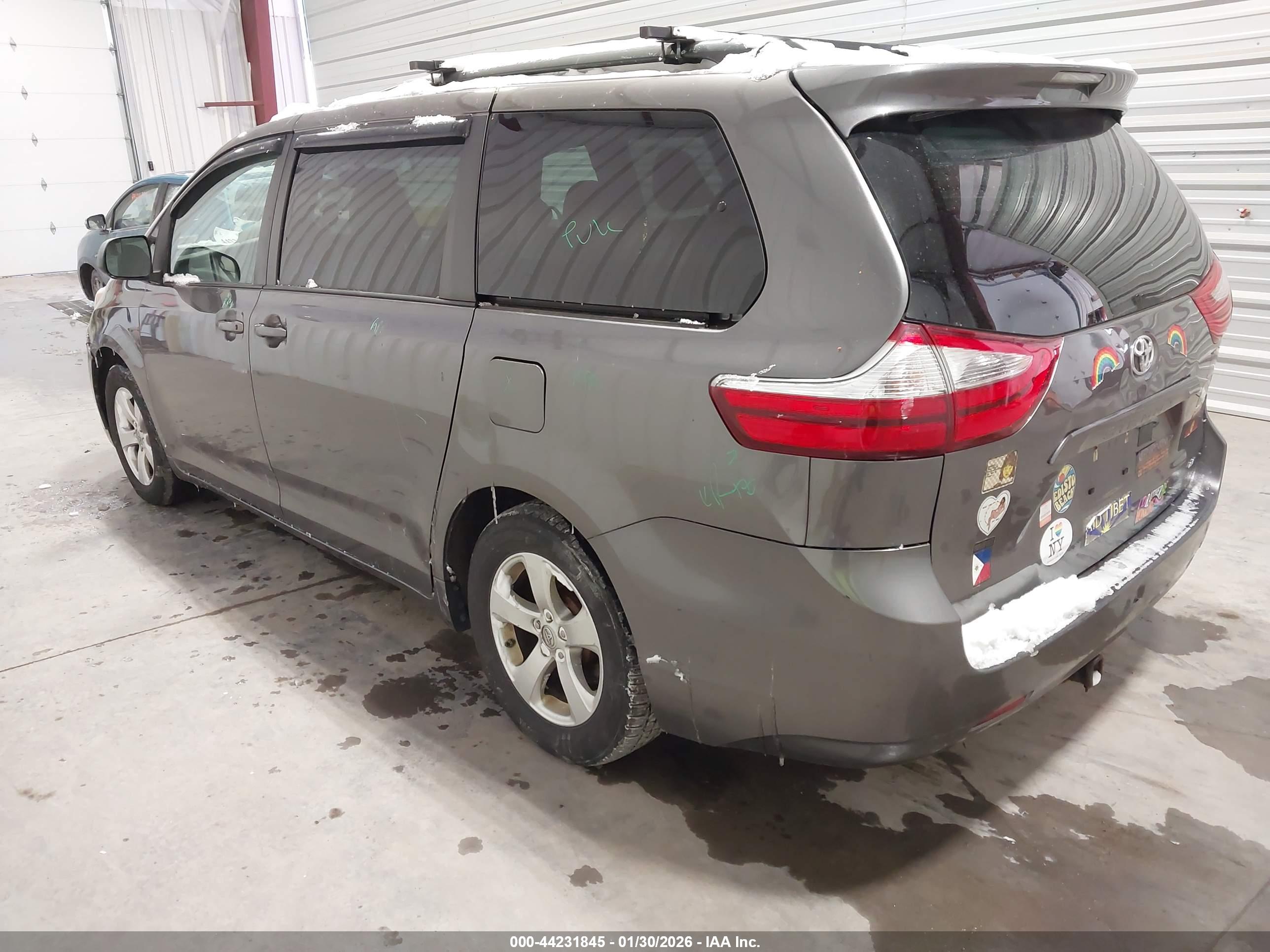 TOYOTA SIENNA image 3