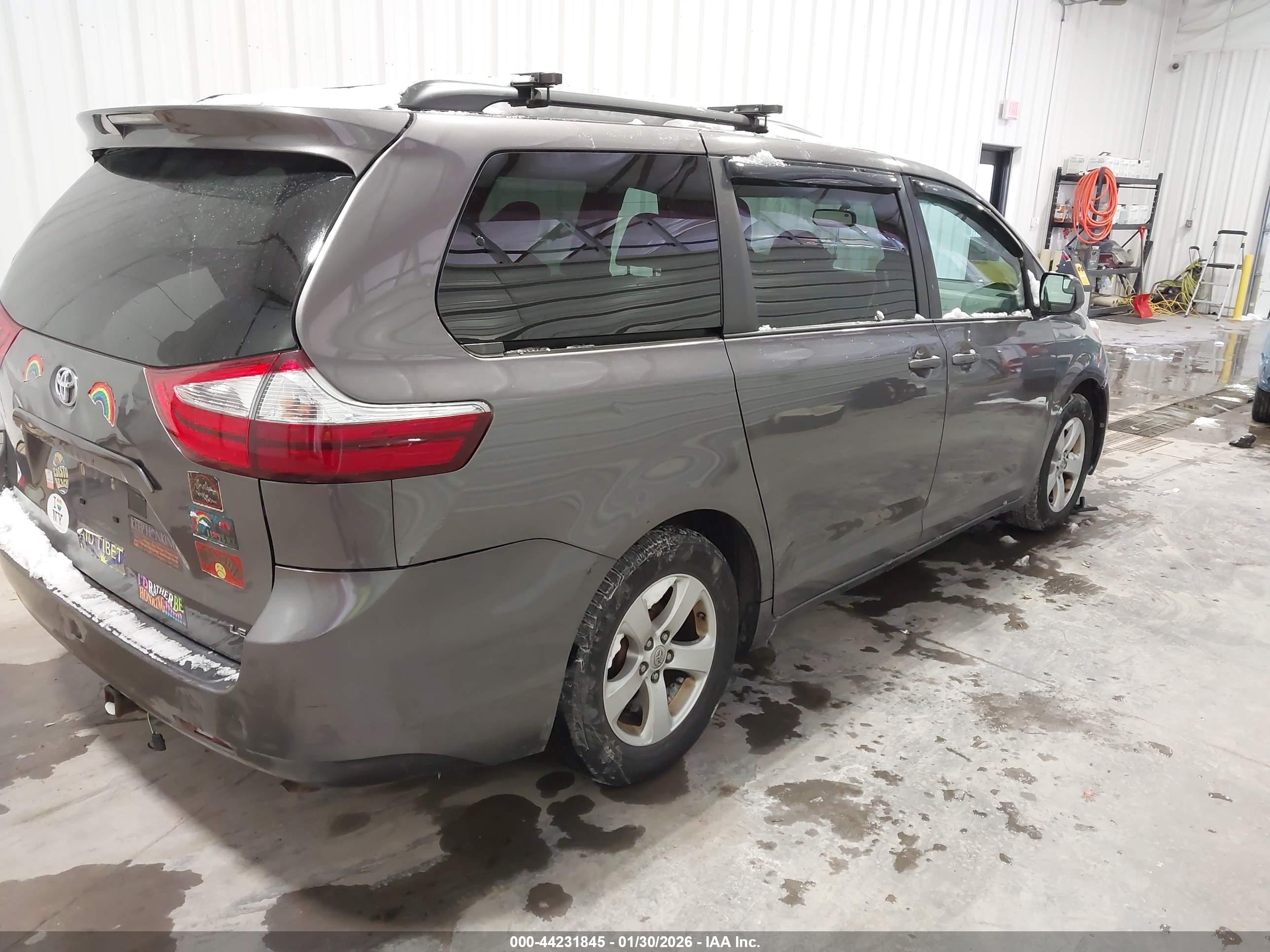 TOYOTA SIENNA image 4