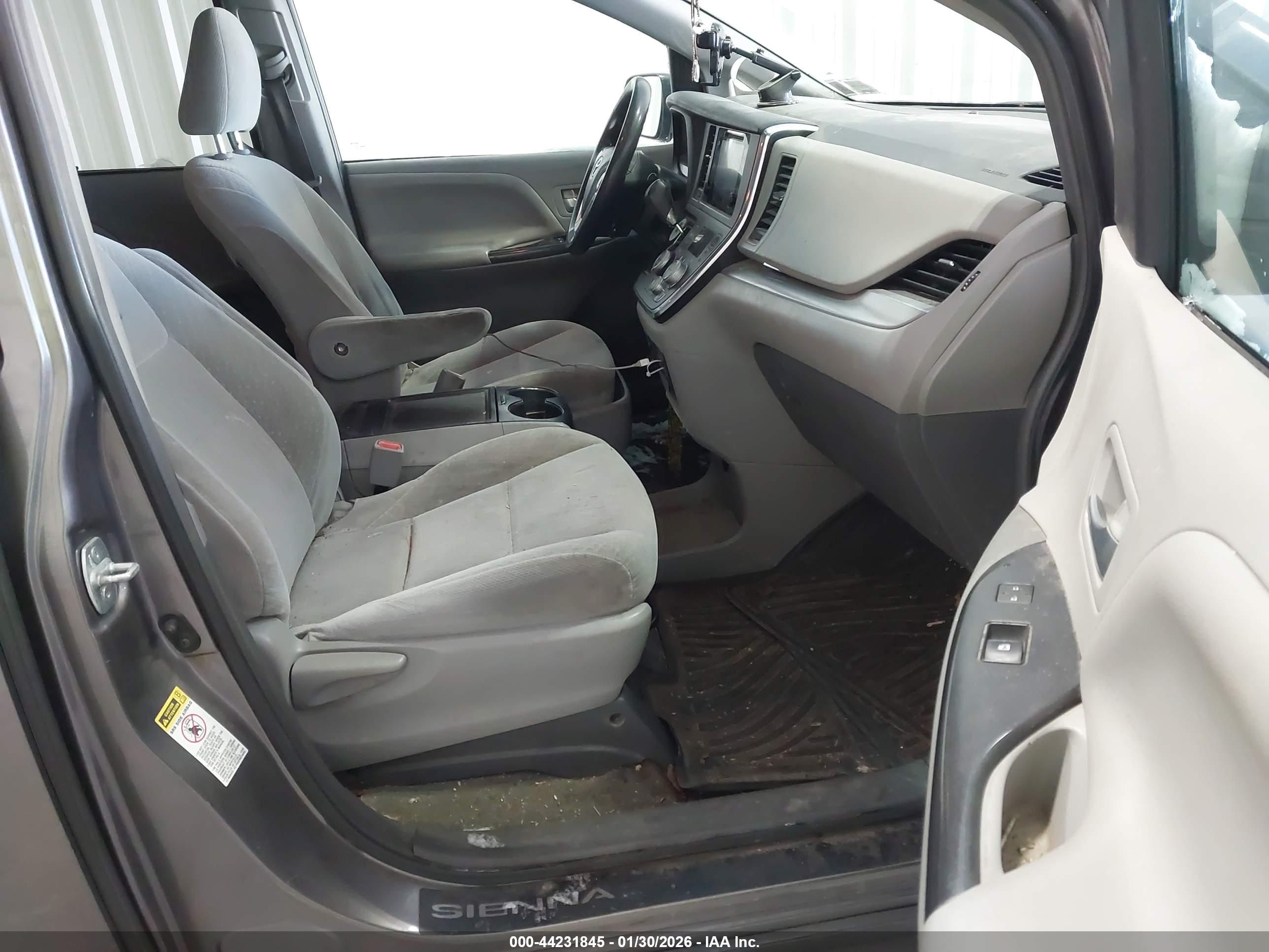 TOYOTA SIENNA image 5