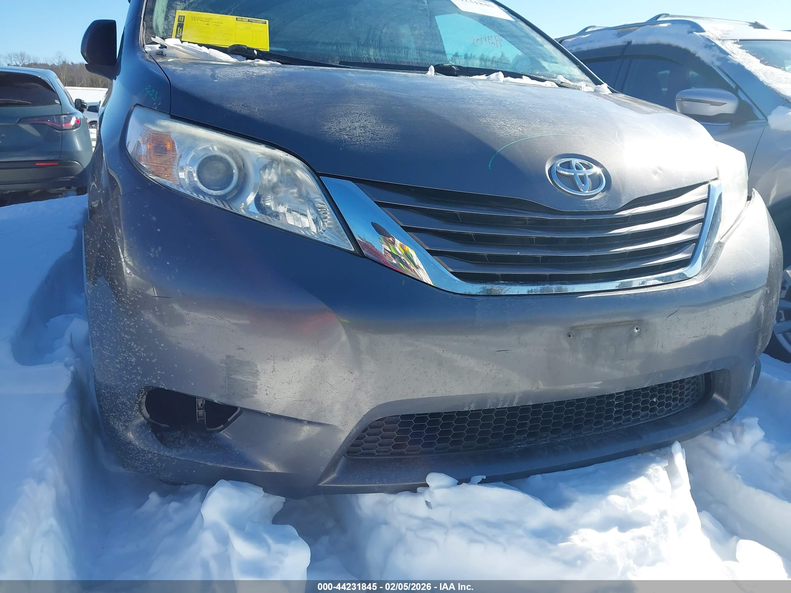 TOYOTA SIENNA image 6