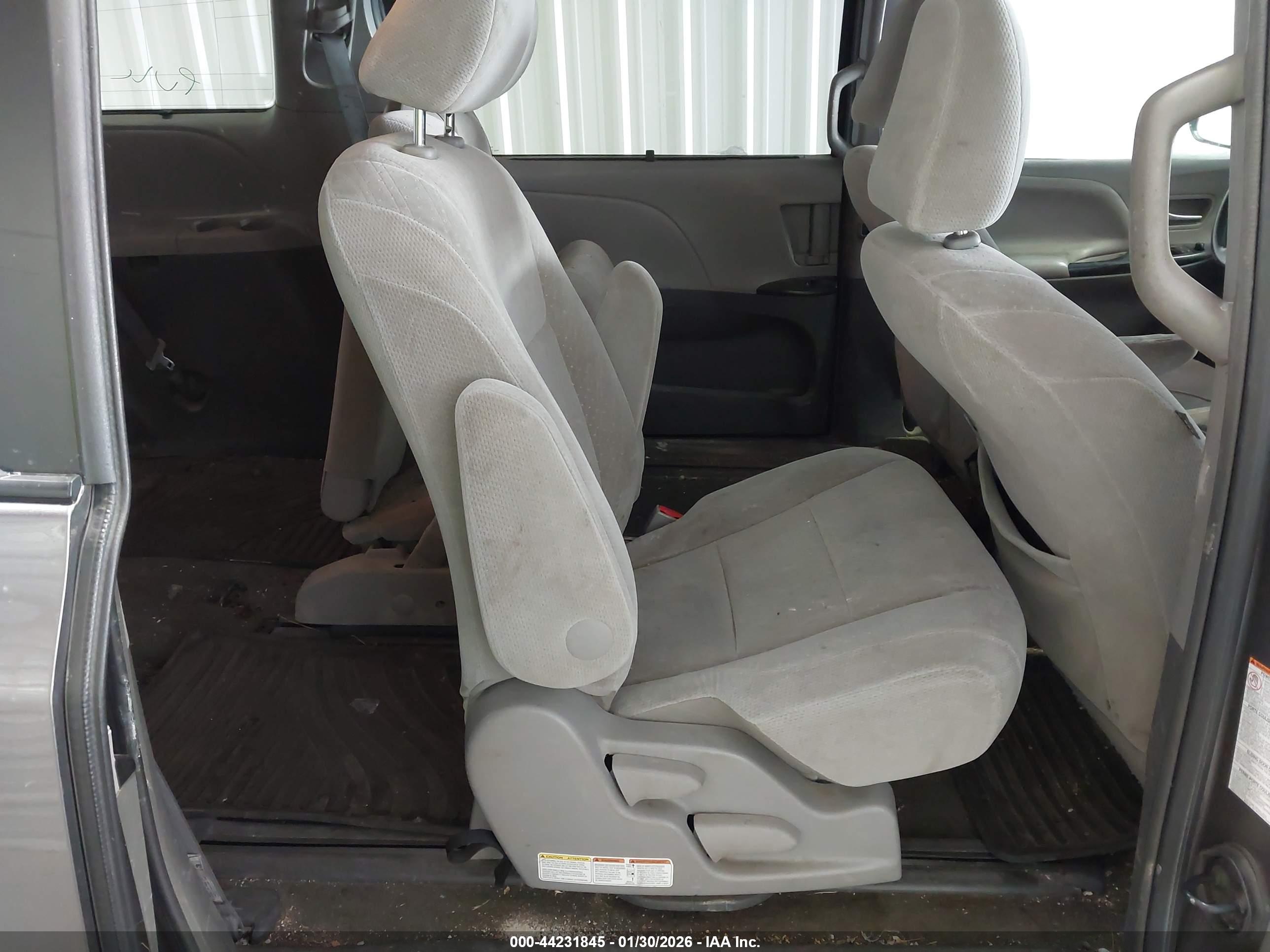 TOYOTA SIENNA image 8