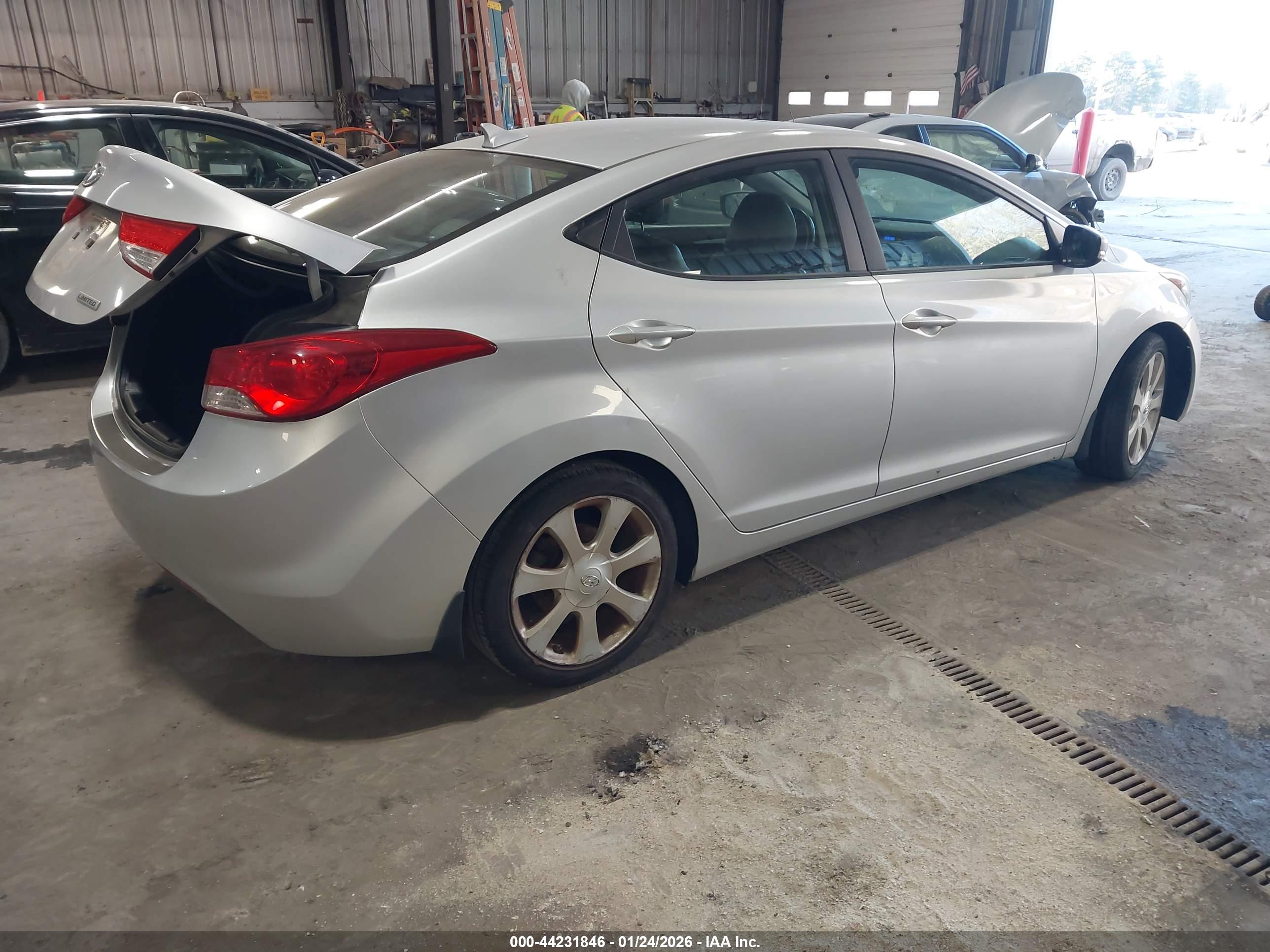 HYUNDAI ELANTRA image 4