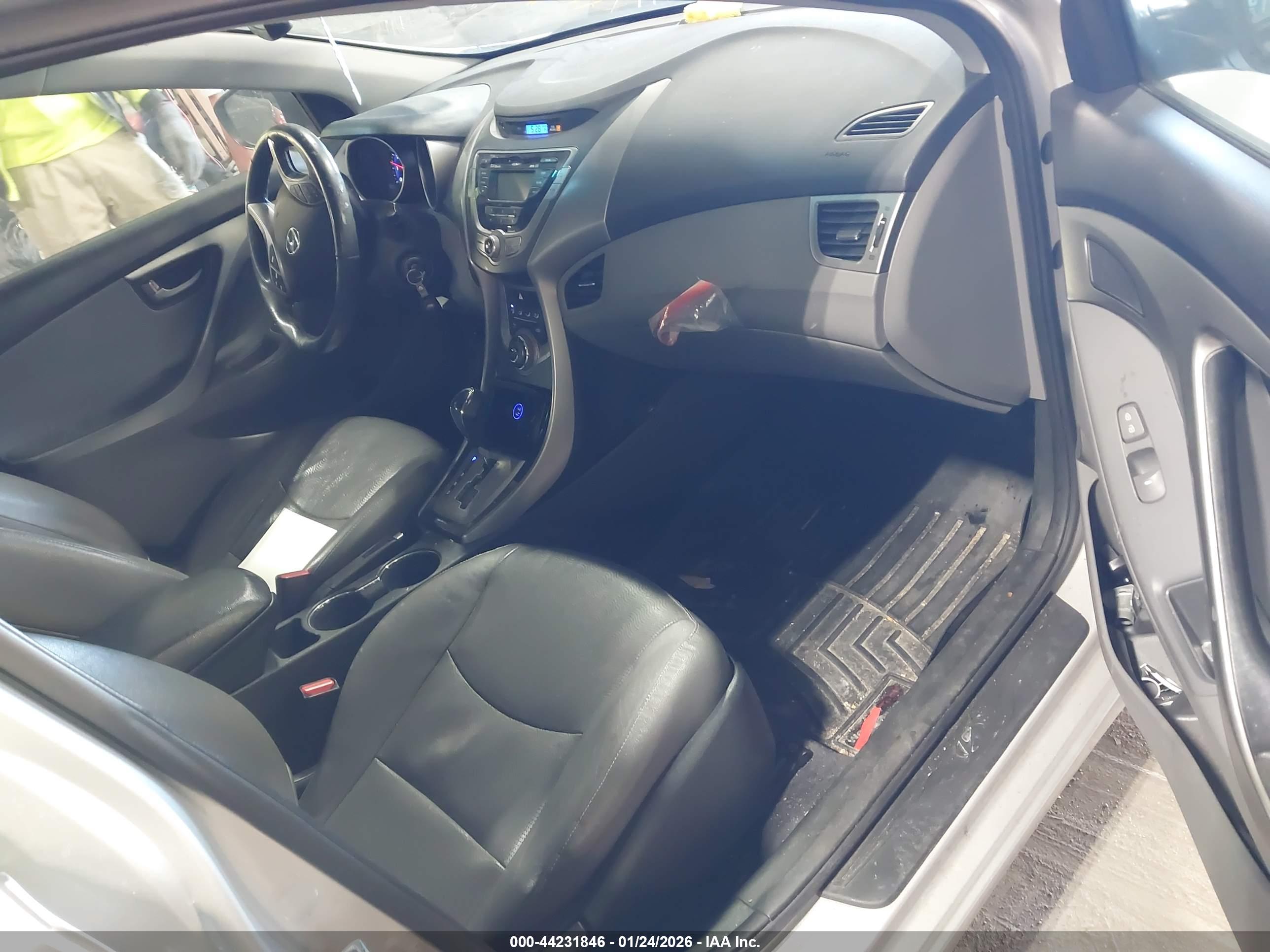 HYUNDAI ELANTRA image 5