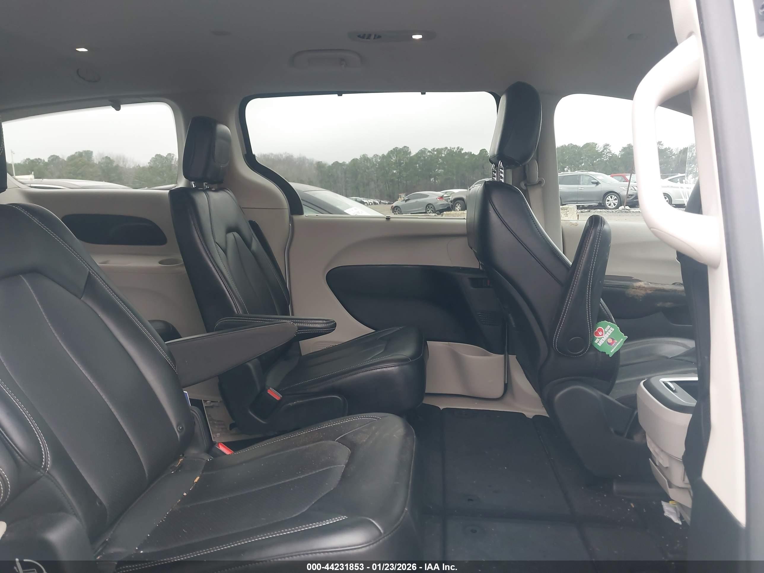 CHRYSLER PACIFICA image 8