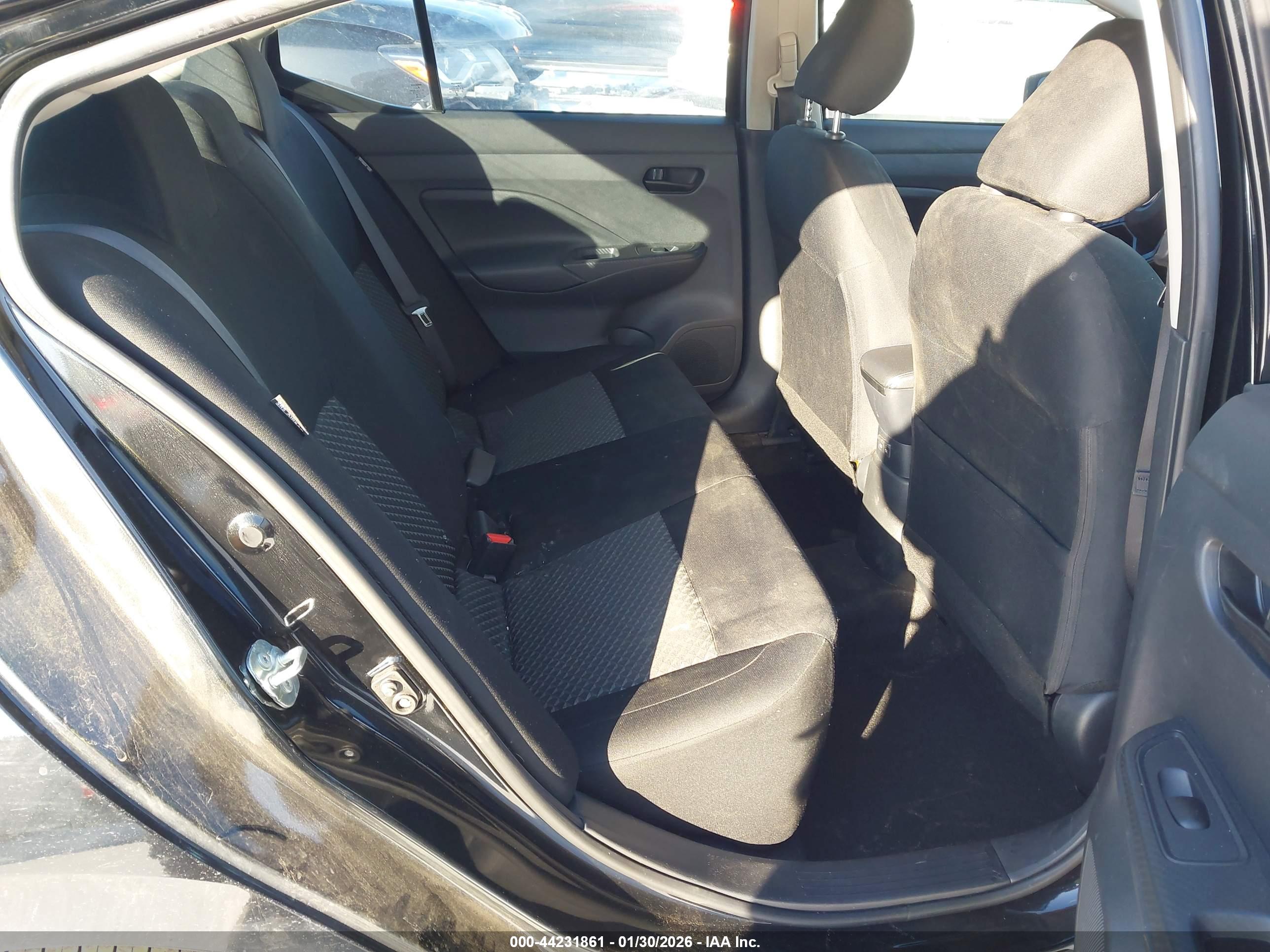 NISSAN VERSA image 8
