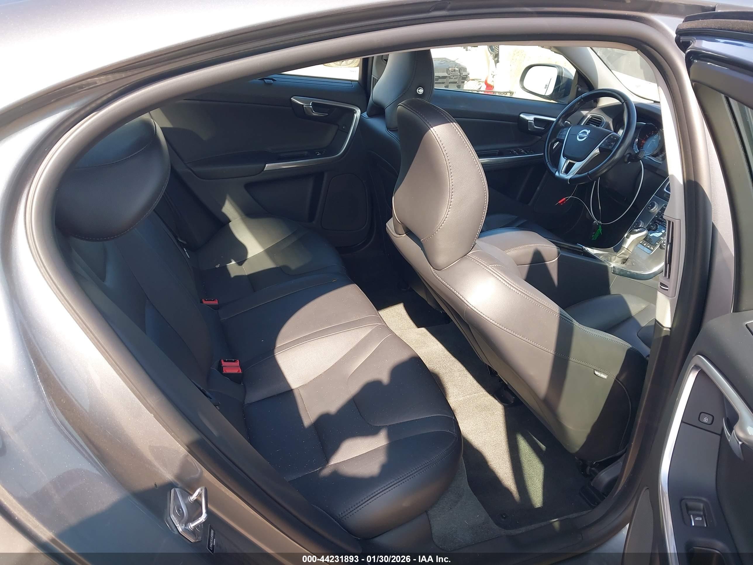 VOLVO S60 image 8