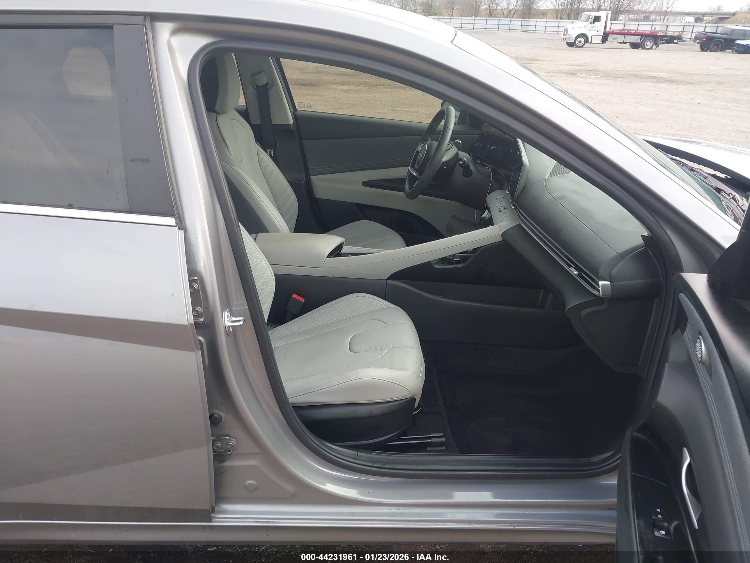 HYUNDAI ELANTRA image 5