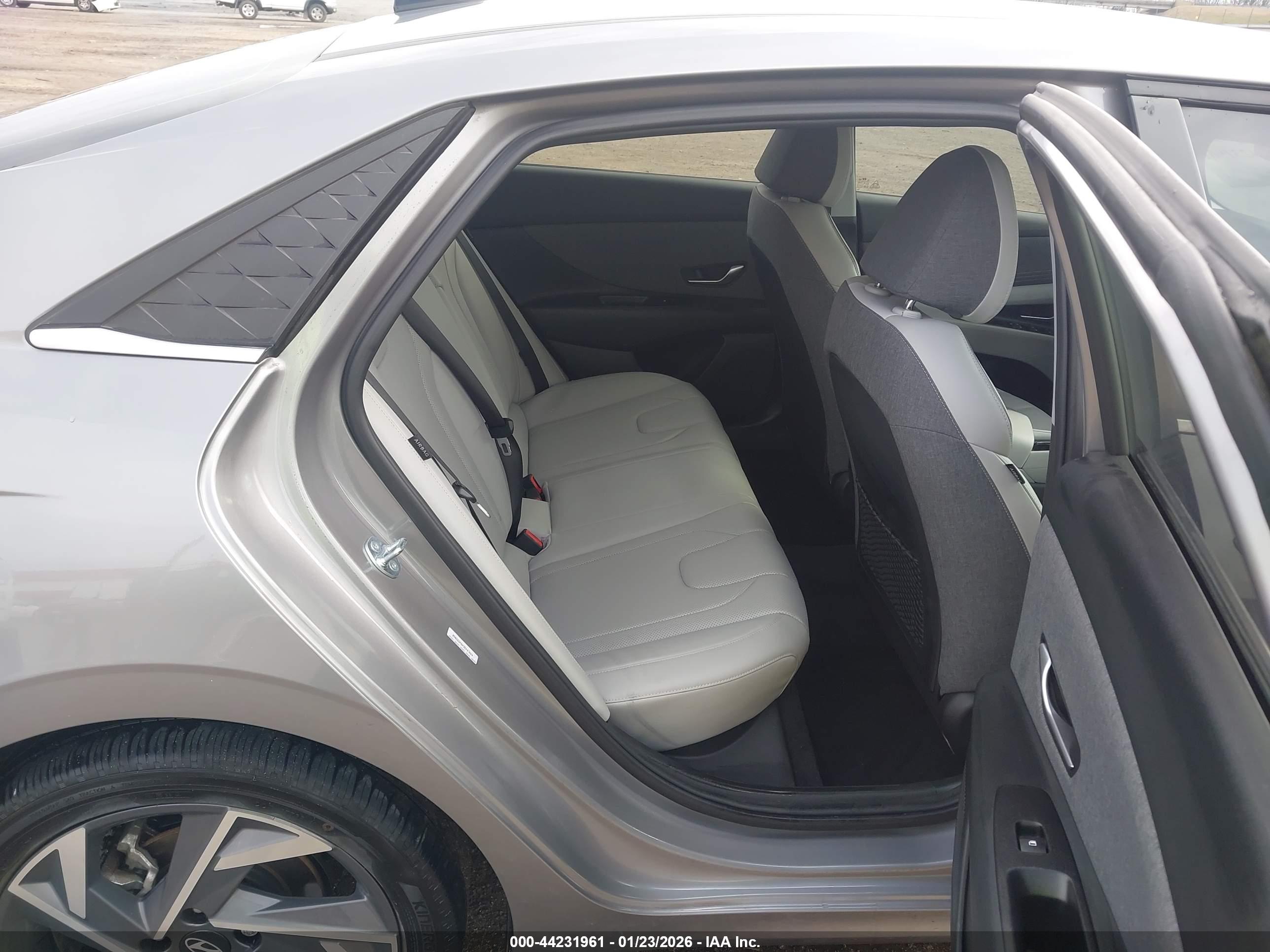 HYUNDAI ELANTRA image 8
