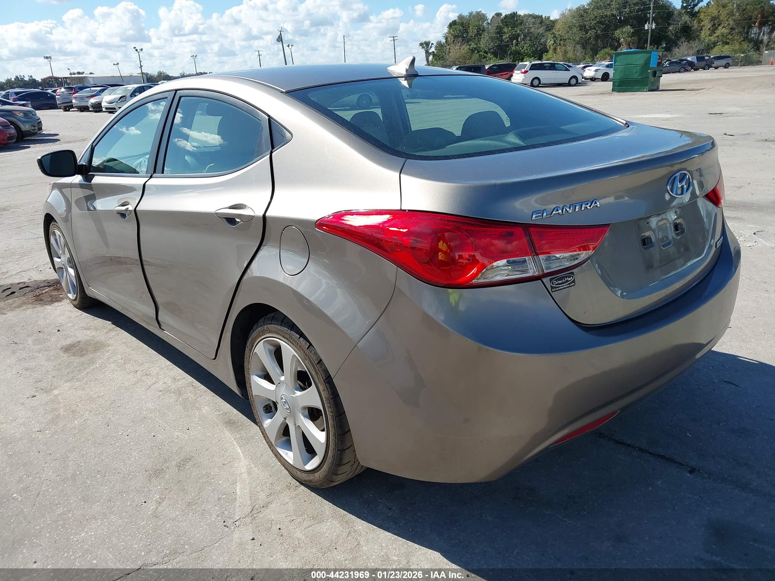 HYUNDAI ELANTRA image 3
