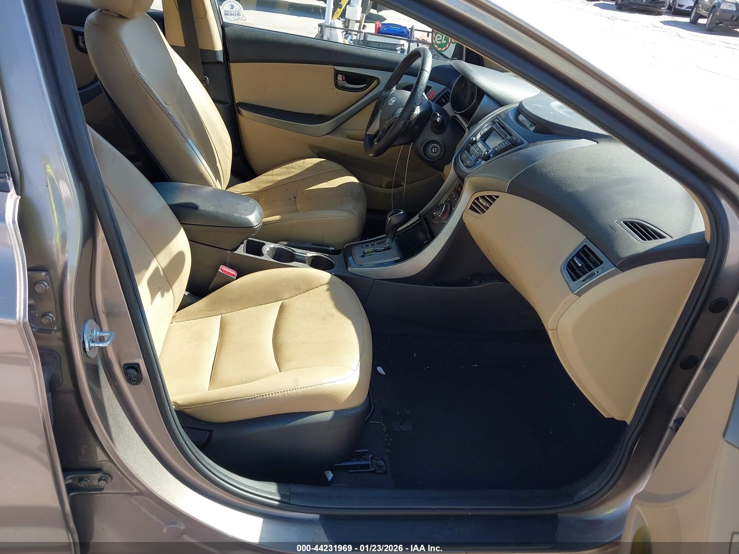 HYUNDAI ELANTRA image 5