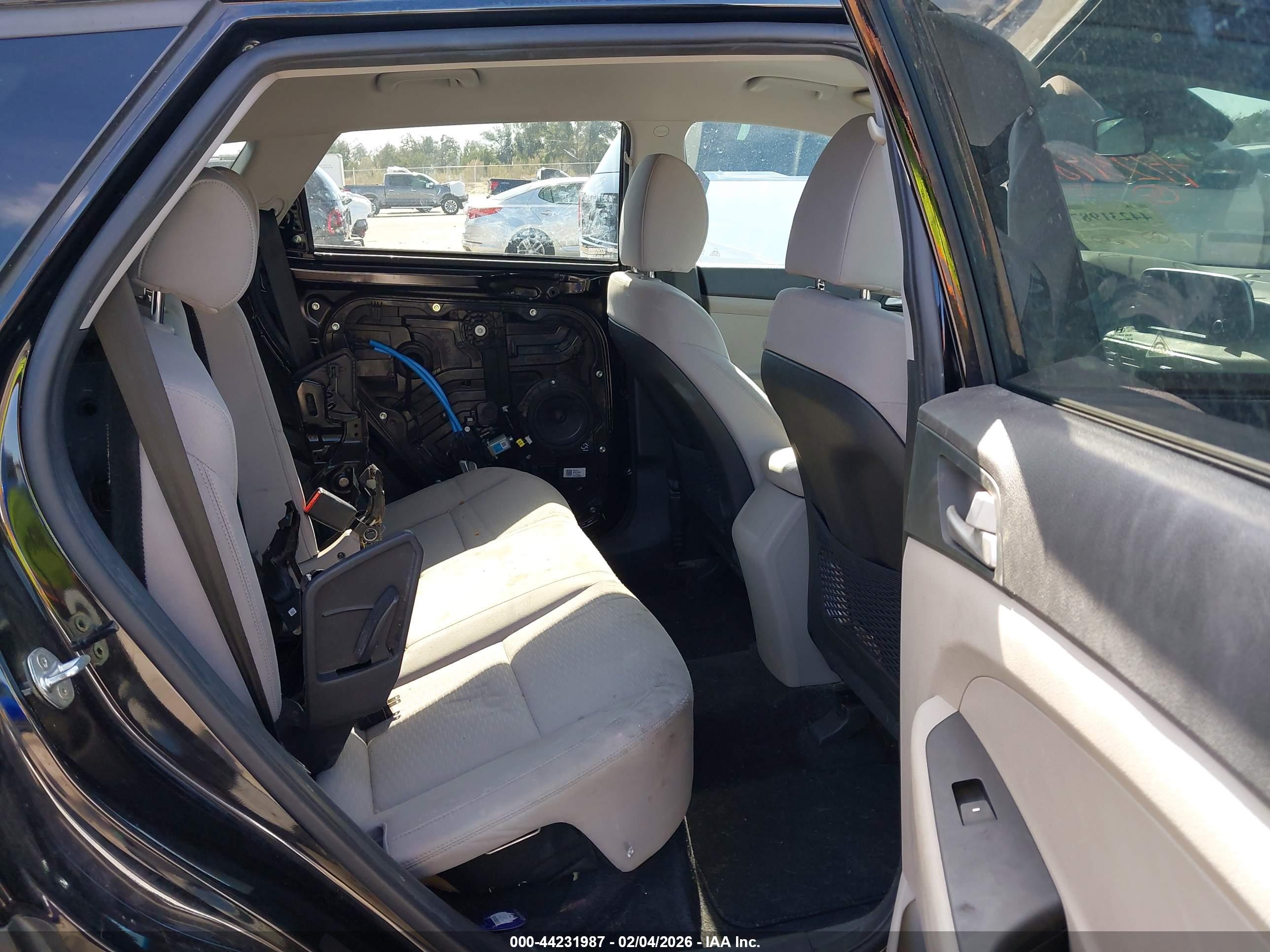 HYUNDAI TUCSON image 8