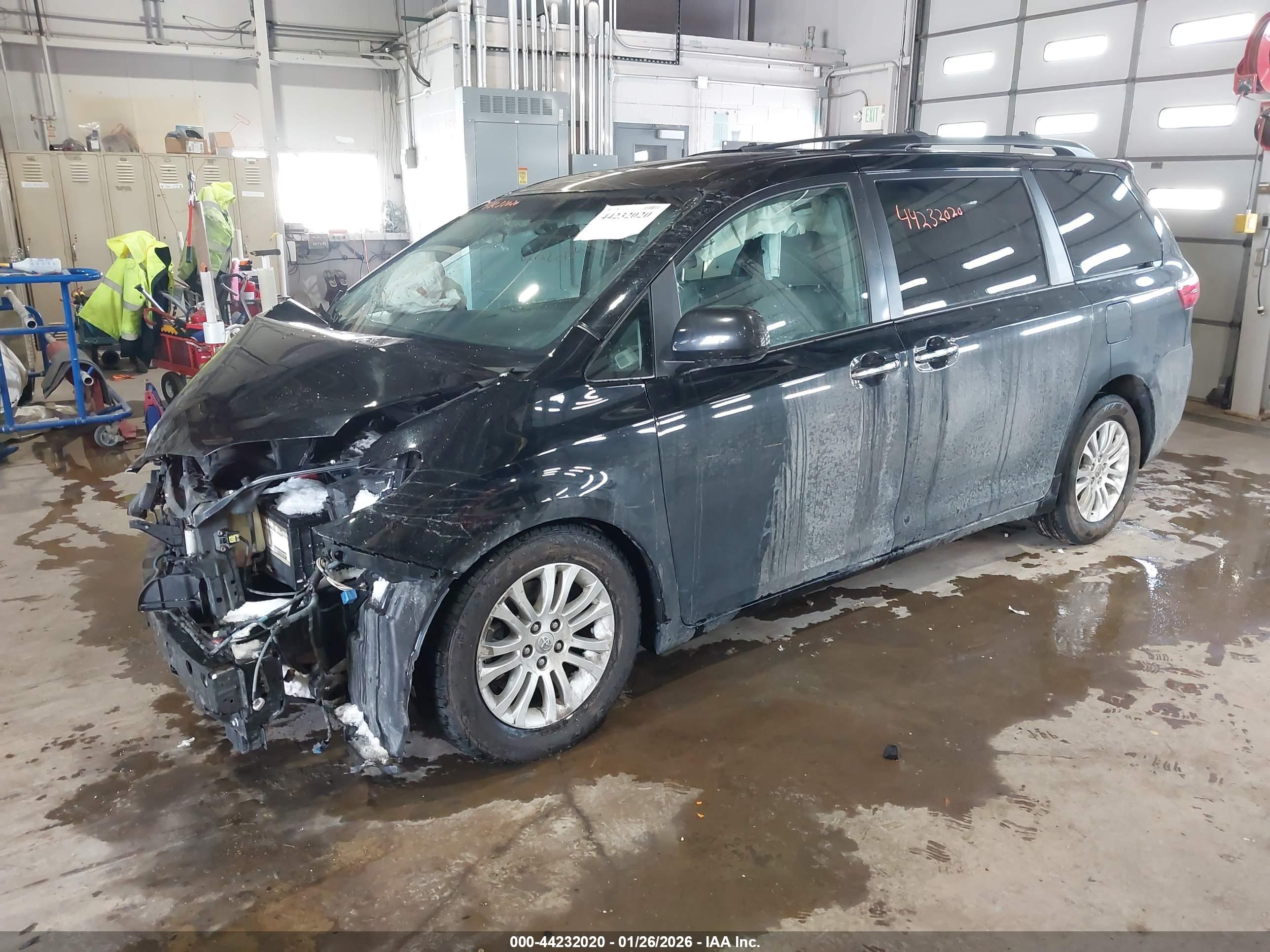 TOYOTA SIENNA image 2