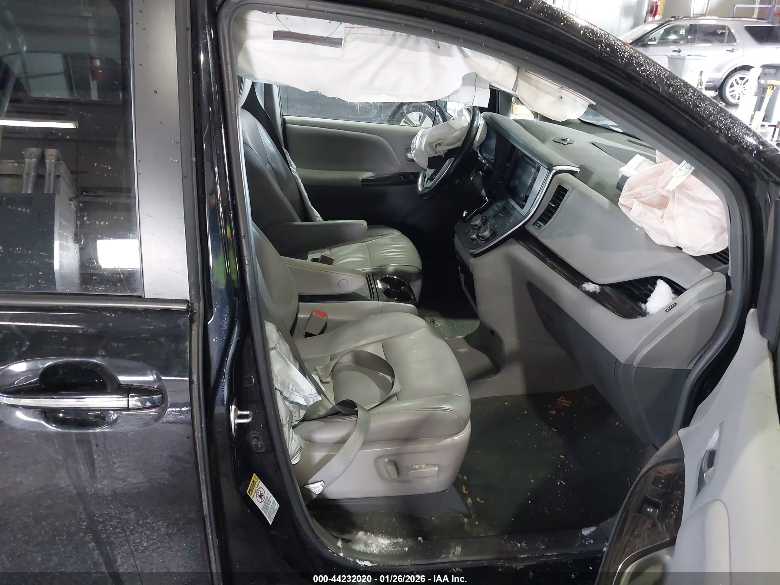 TOYOTA SIENNA image 5