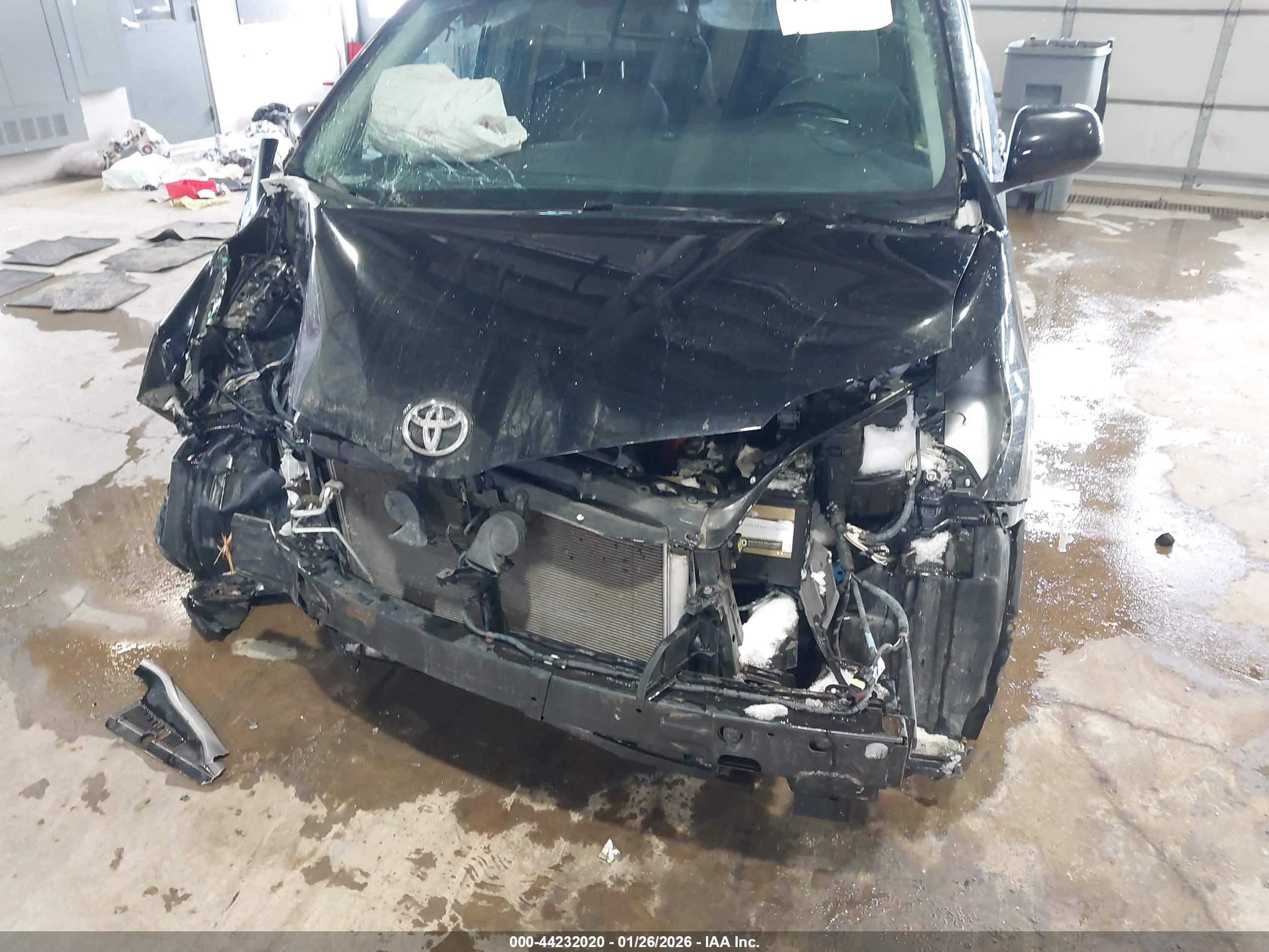 TOYOTA SIENNA image 6