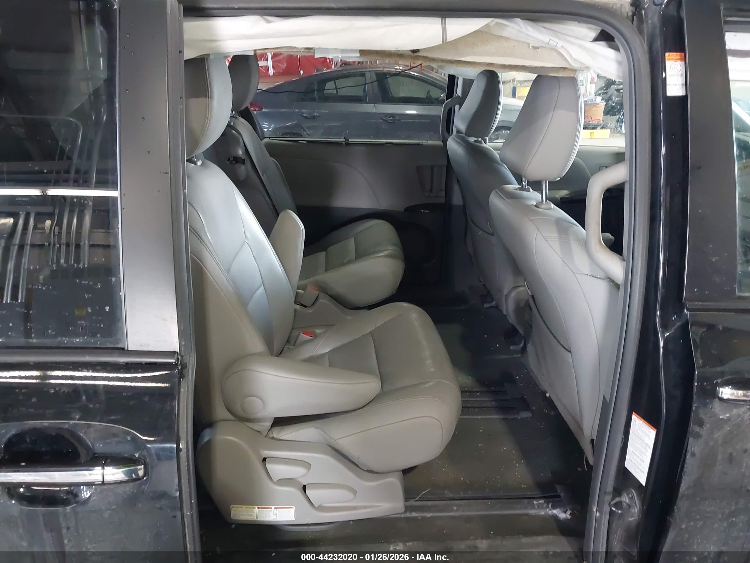 TOYOTA SIENNA image 8
