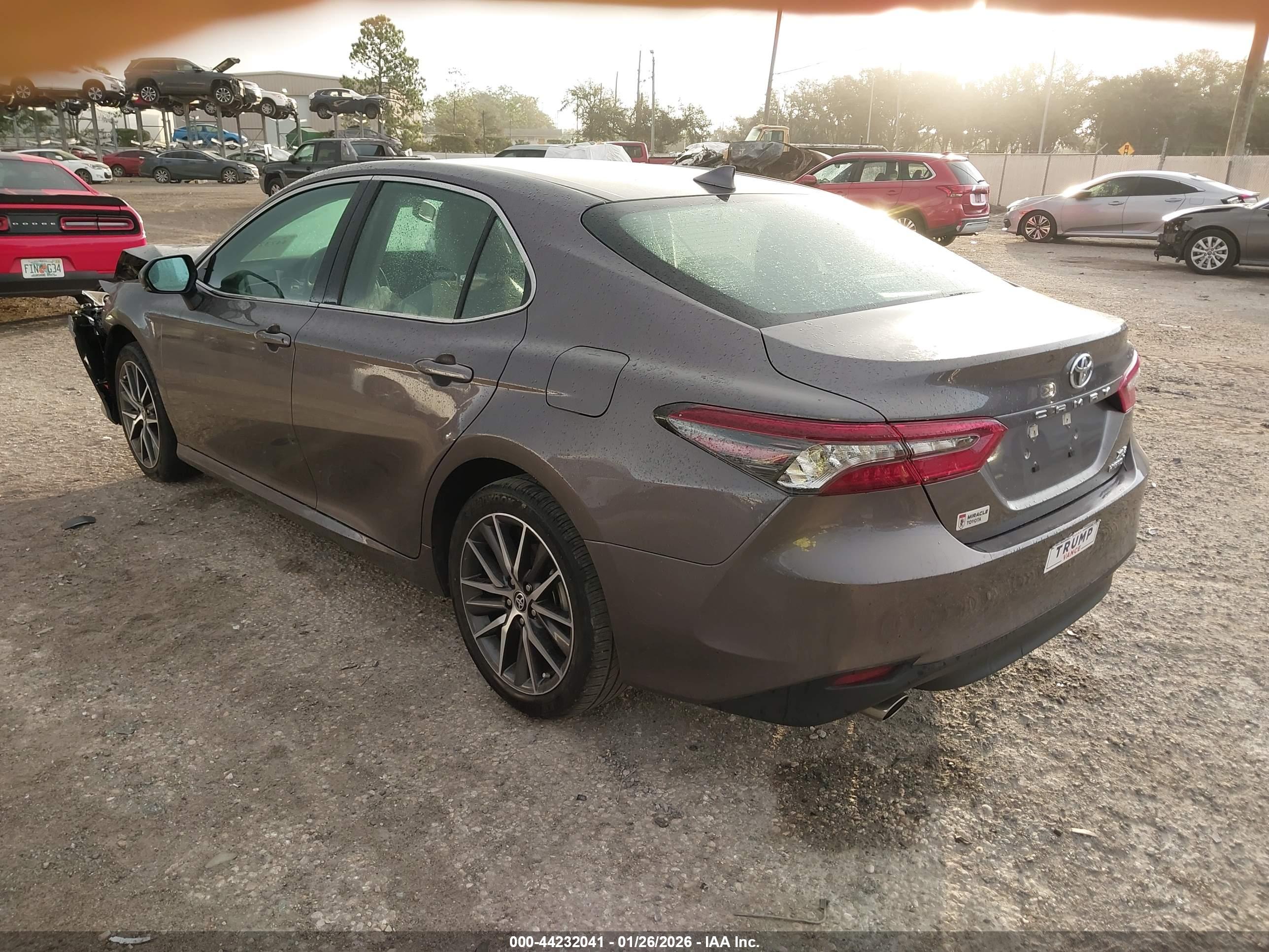 TOYOTA CAMRY image 3