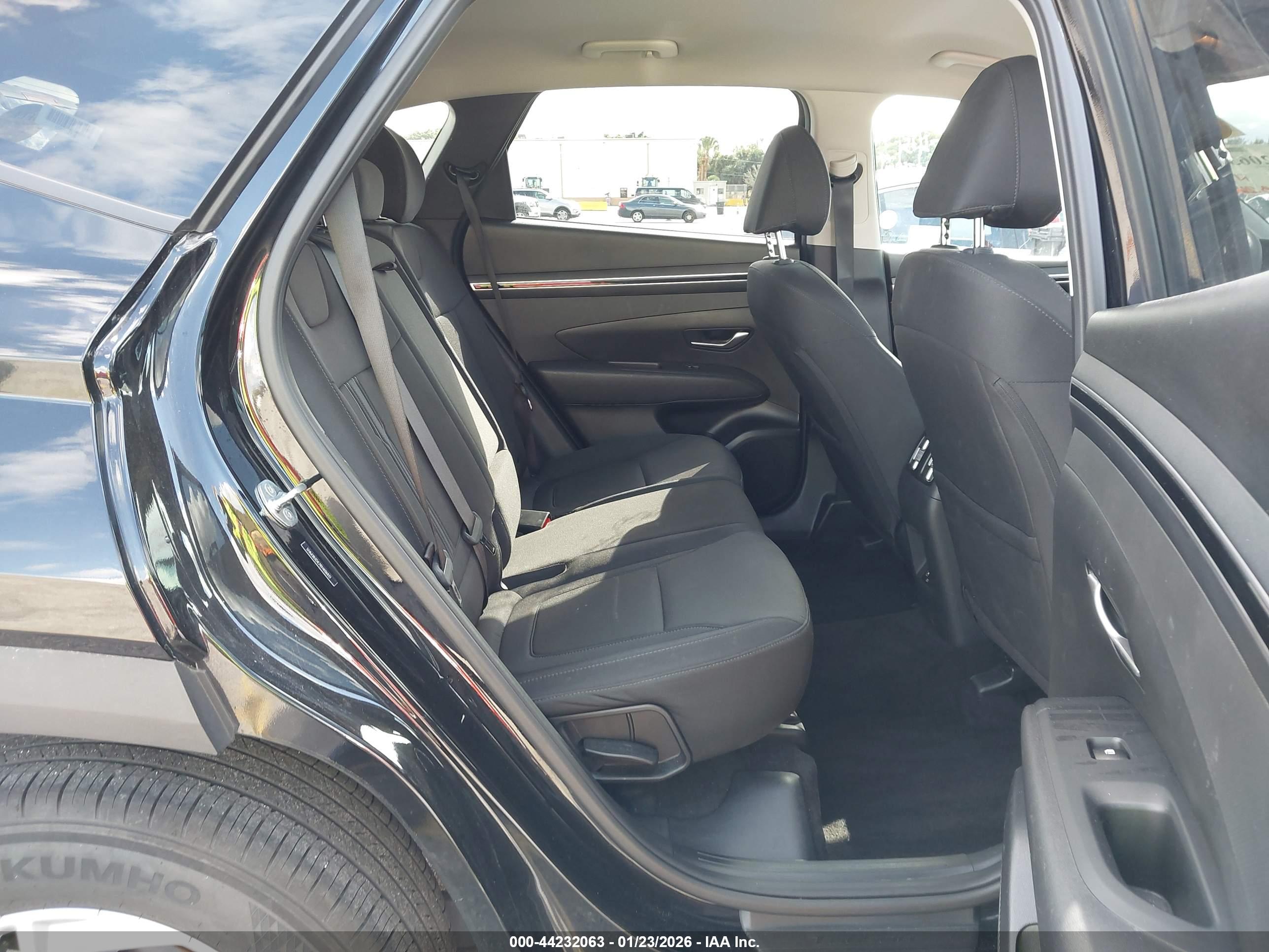 HYUNDAI TUCSON image 8