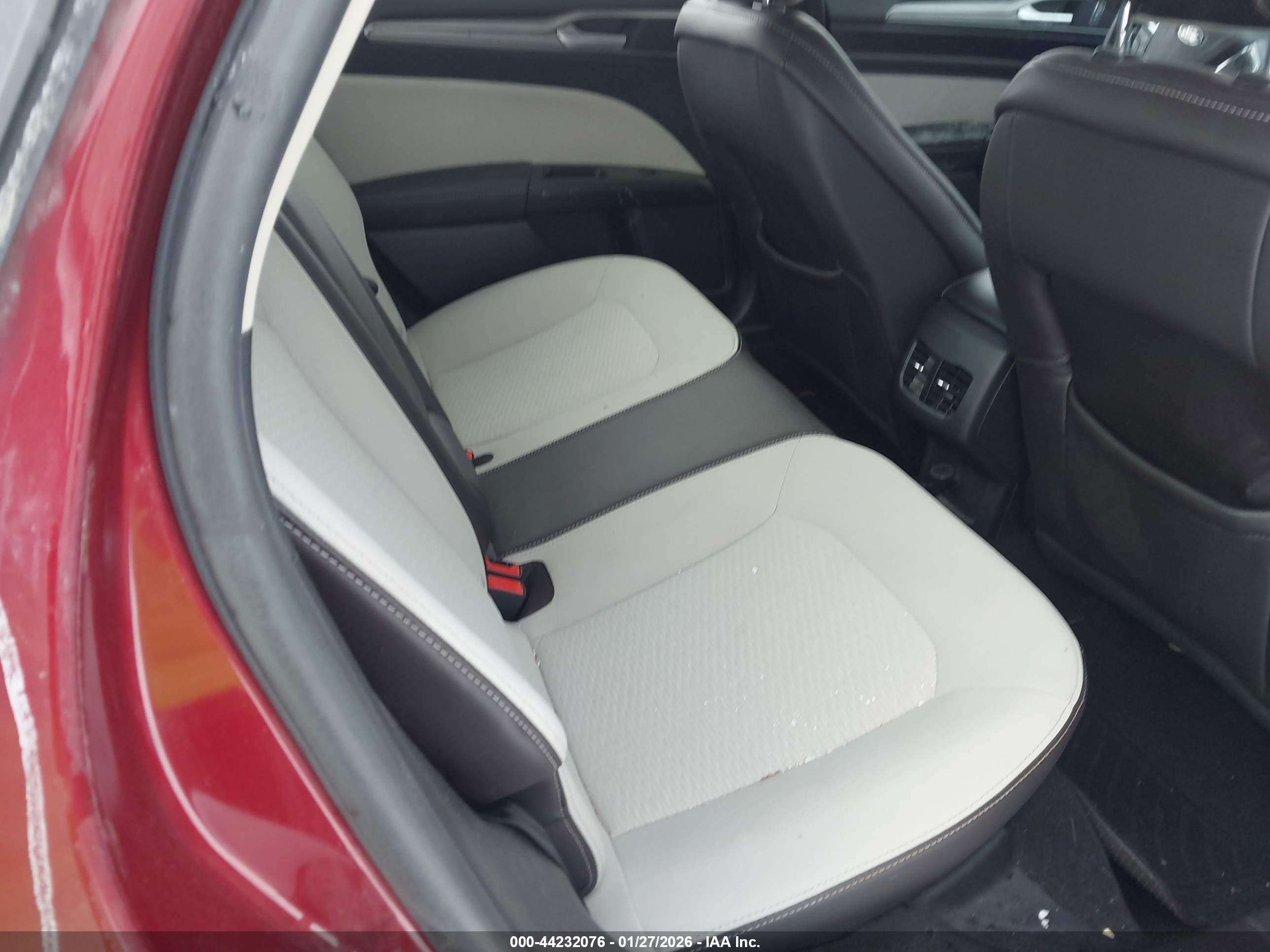 FORD FUSION image 8