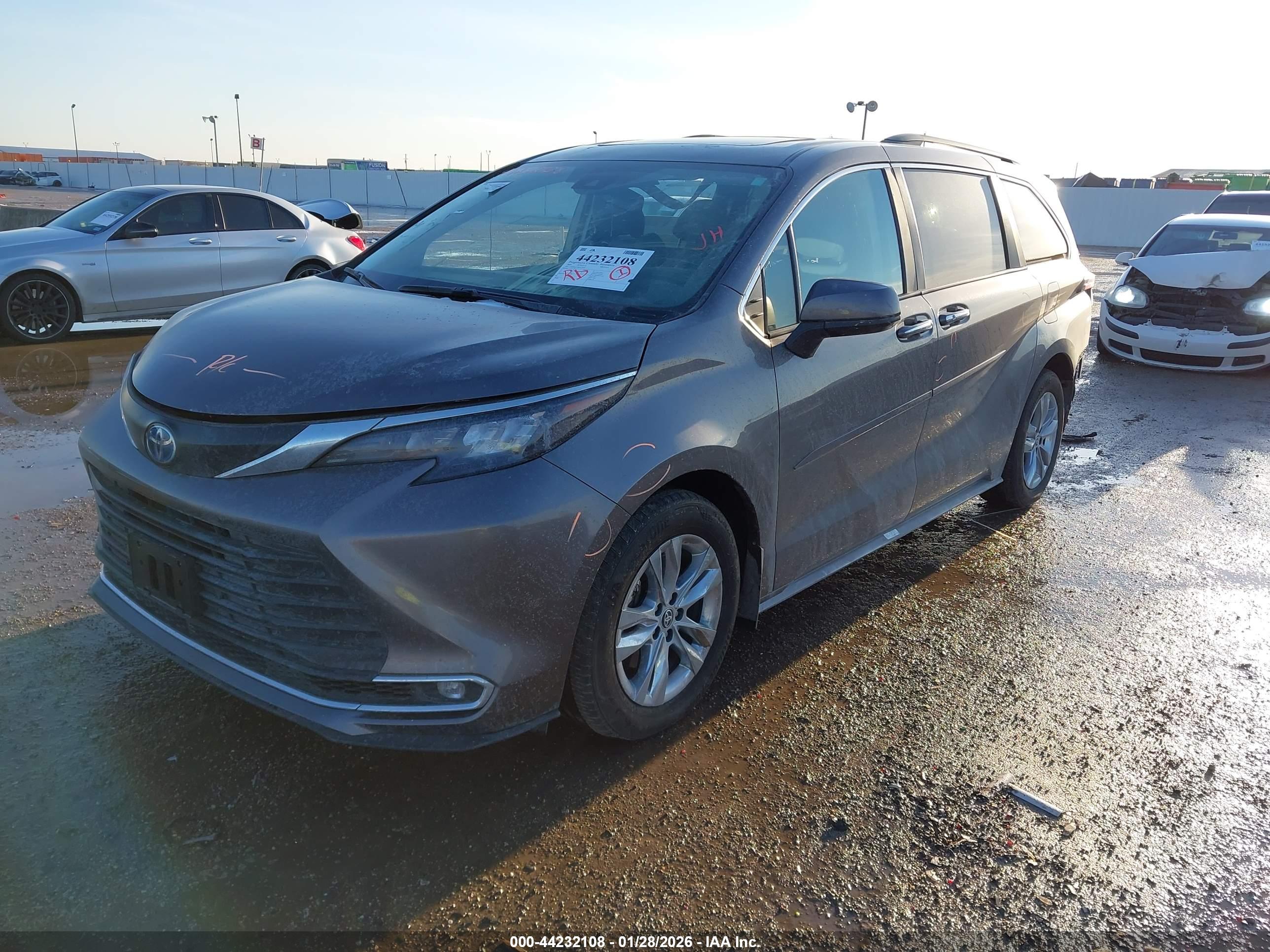 TOYOTA SIENNA image 2