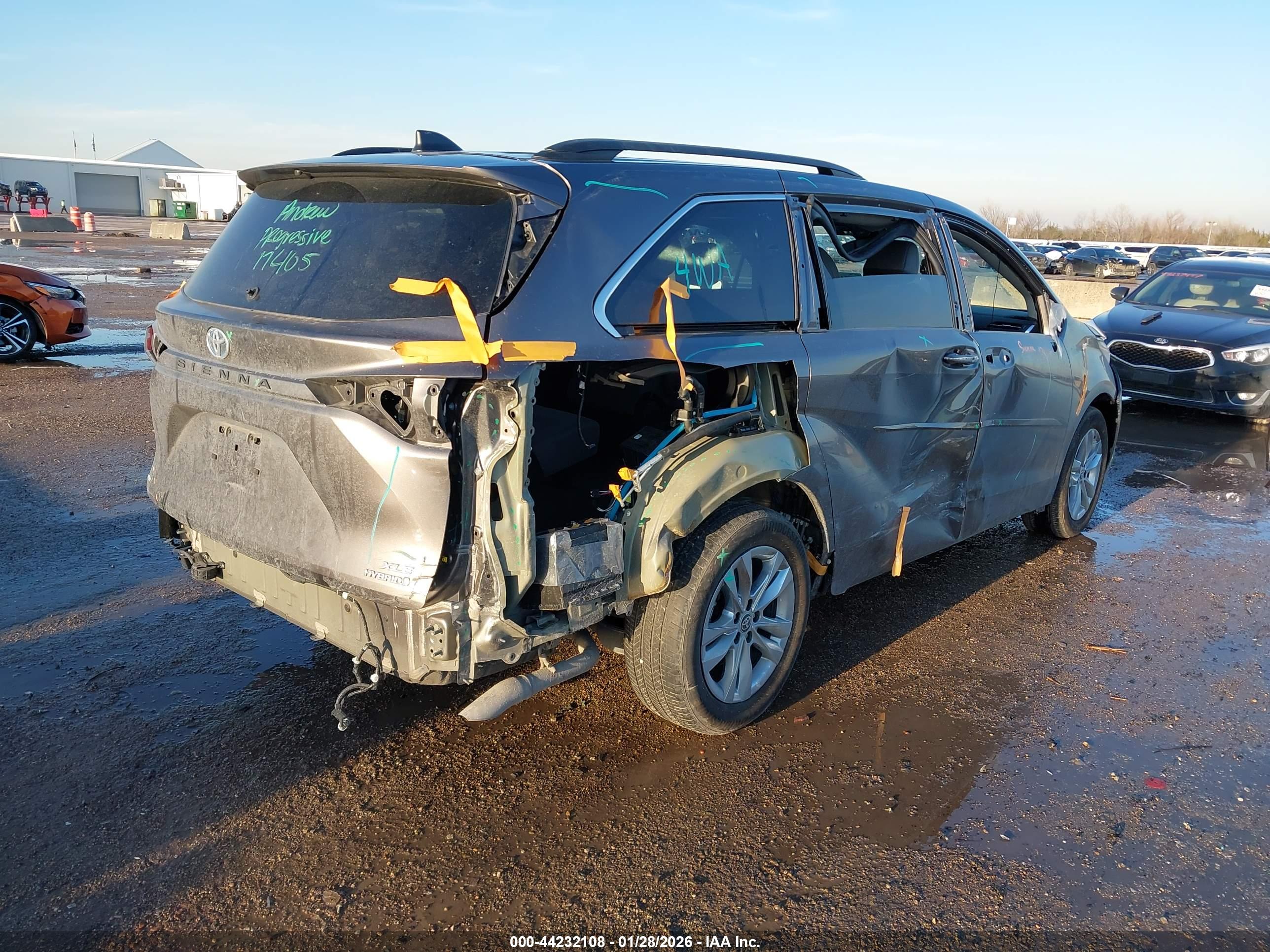 TOYOTA SIENNA image 4