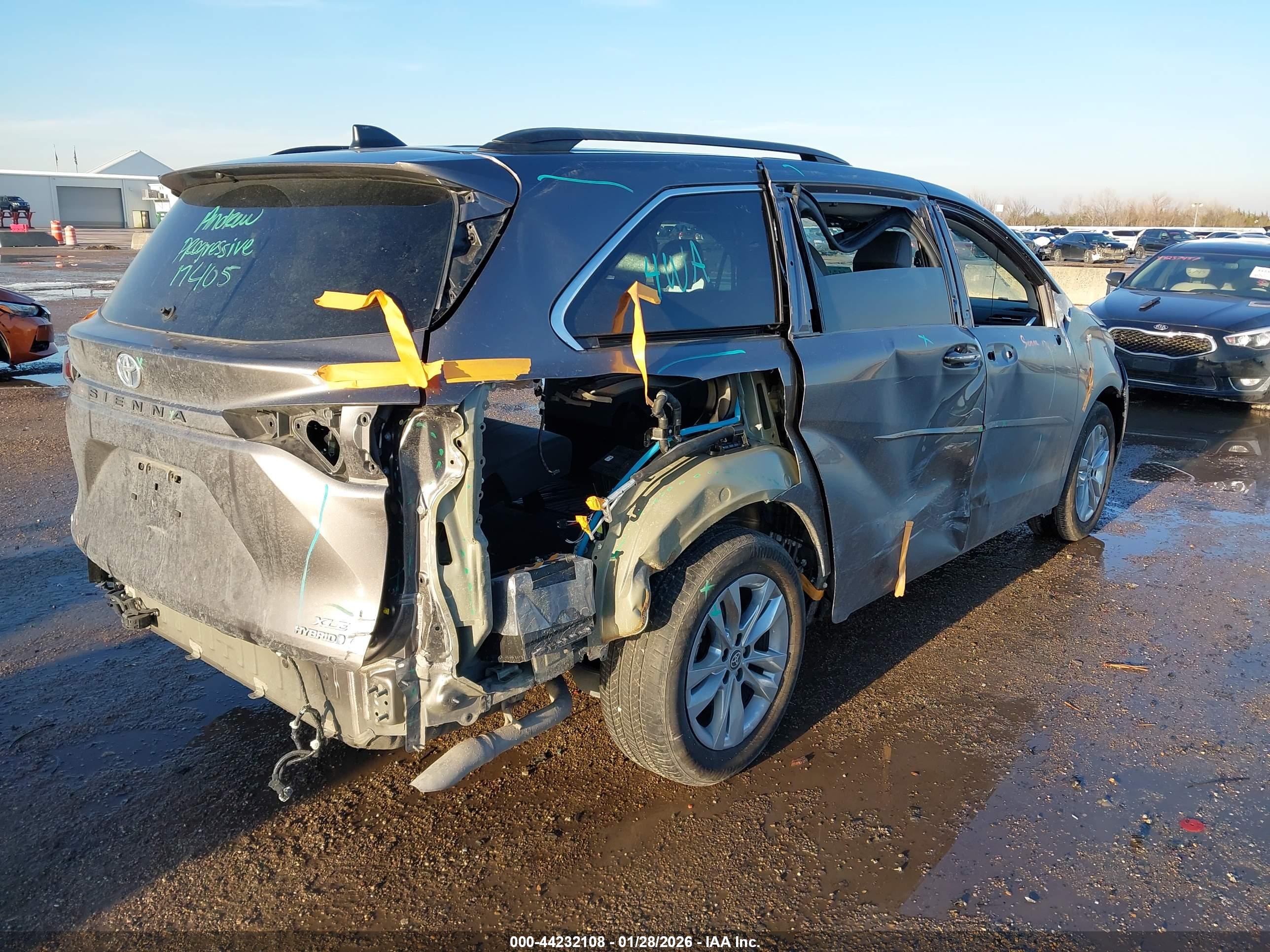 TOYOTA SIENNA image 6