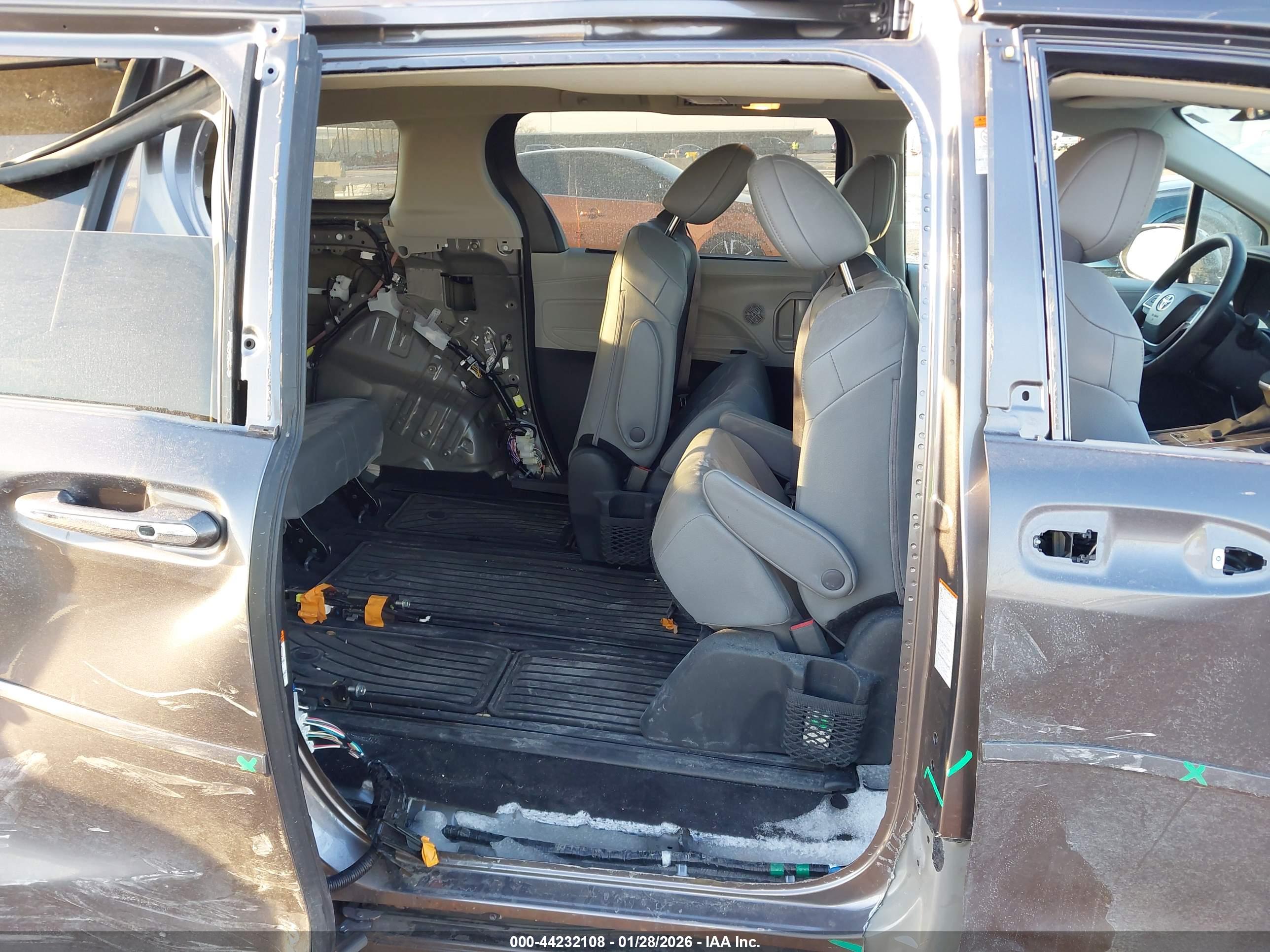 TOYOTA SIENNA image 8