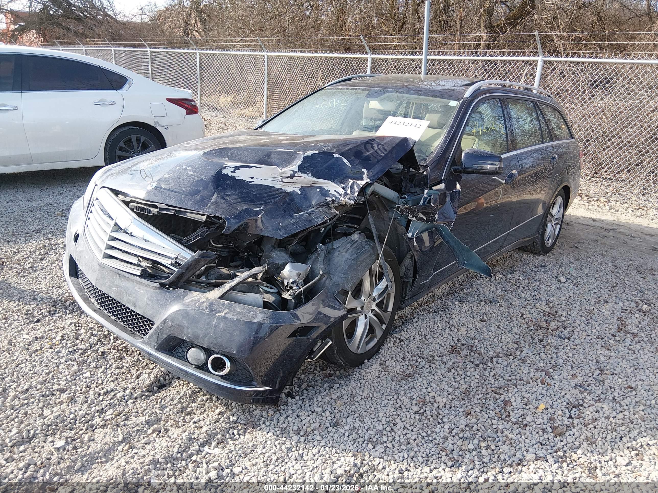 MERCEDES-BENZ E image 2