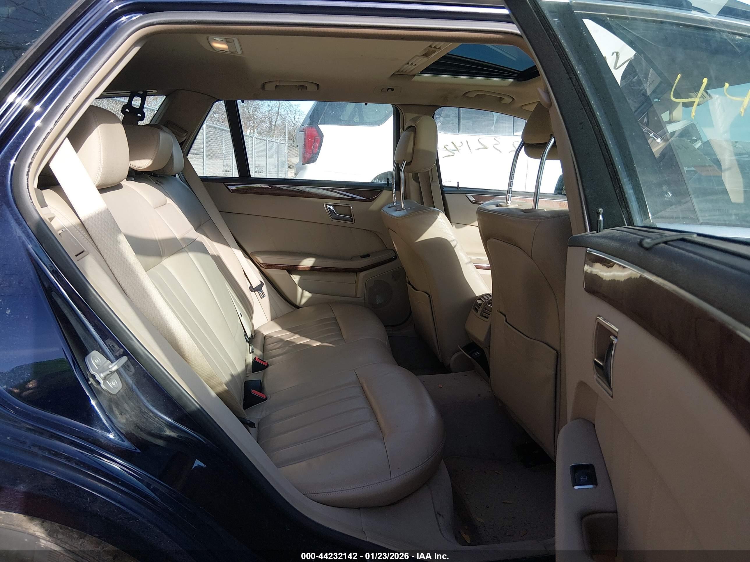 MERCEDES-BENZ E image 8