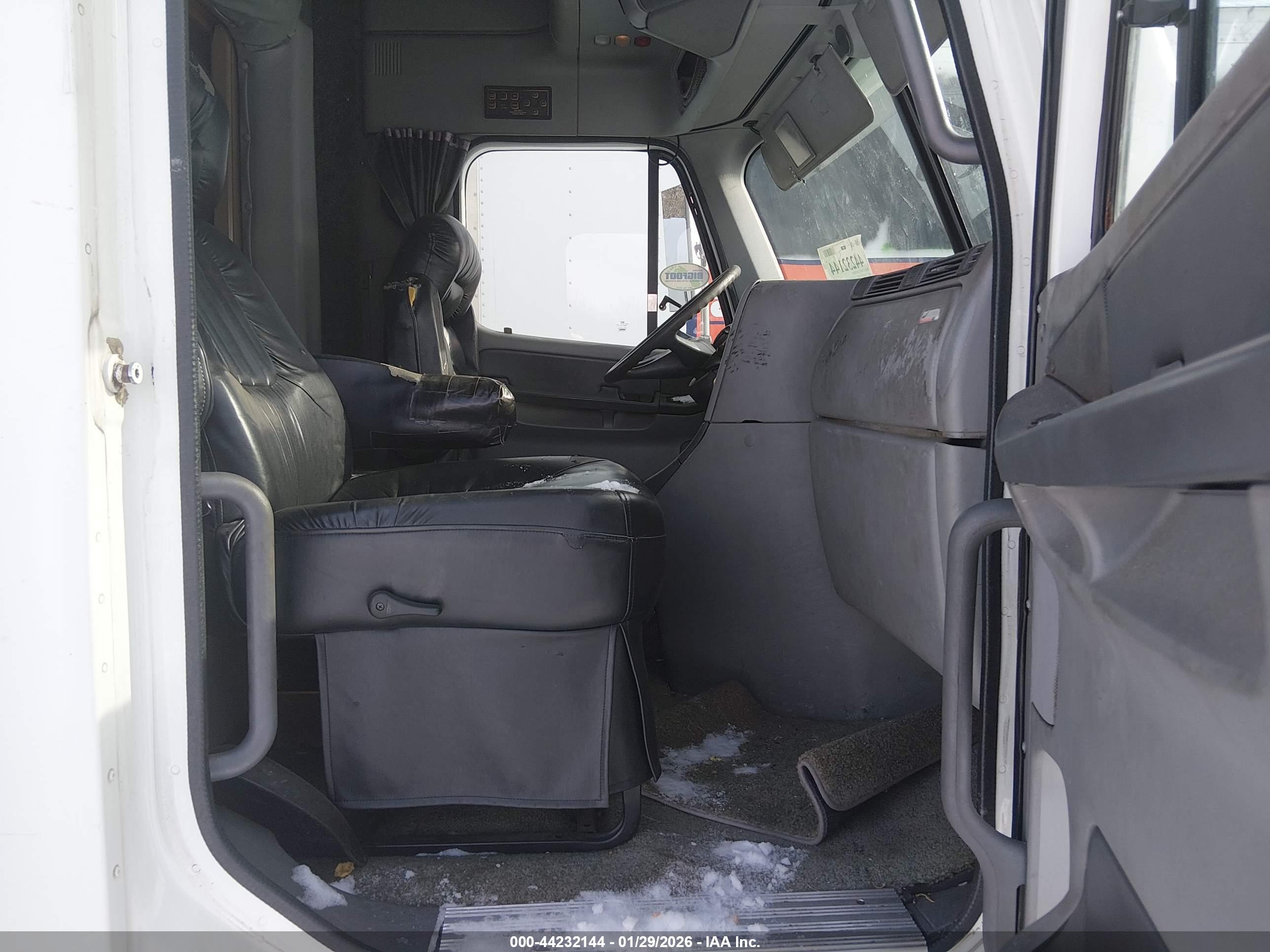 FREIGHTLINER CONVENTIONAL image 8