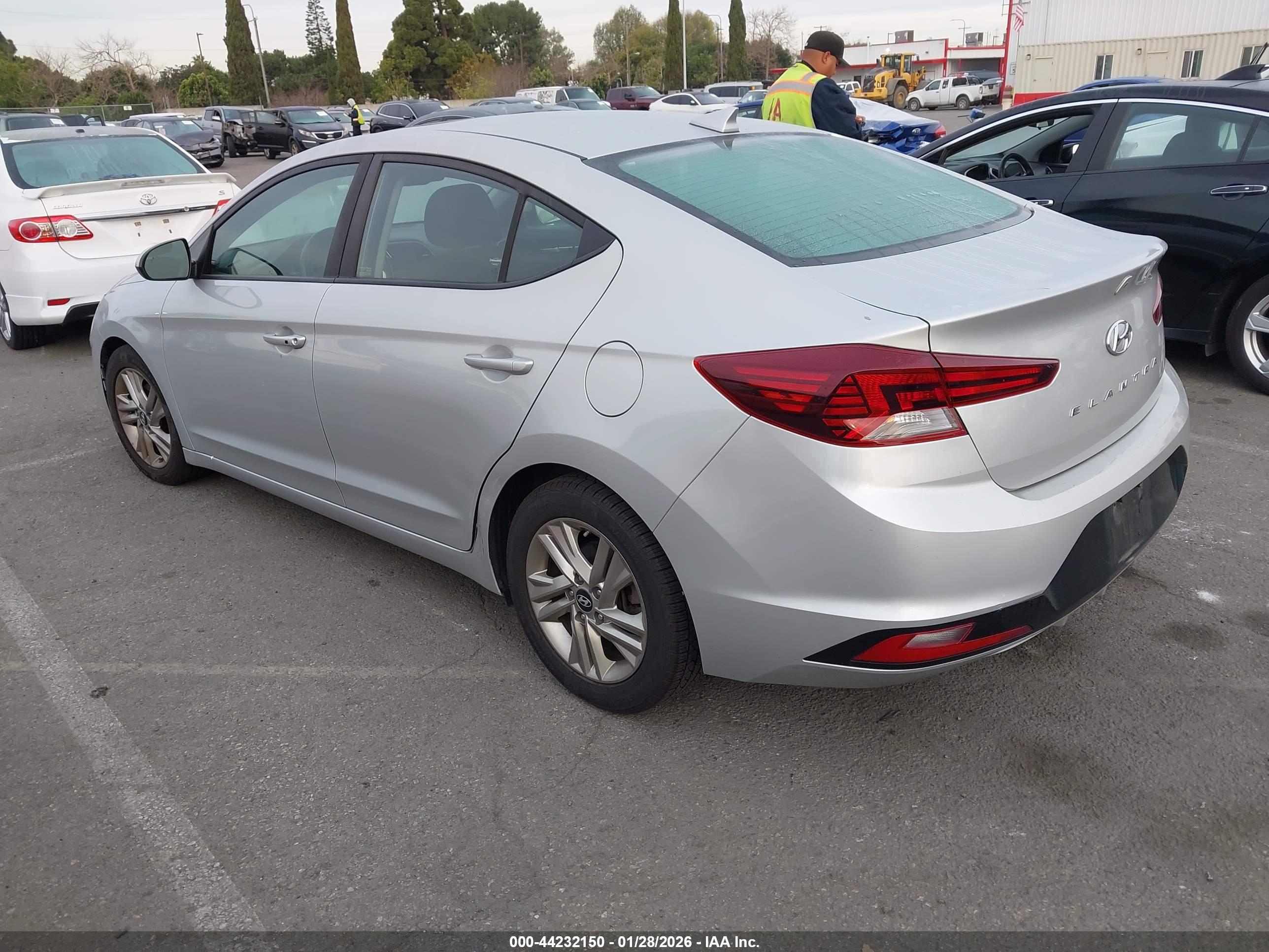 HYUNDAI ELANTRA image 3