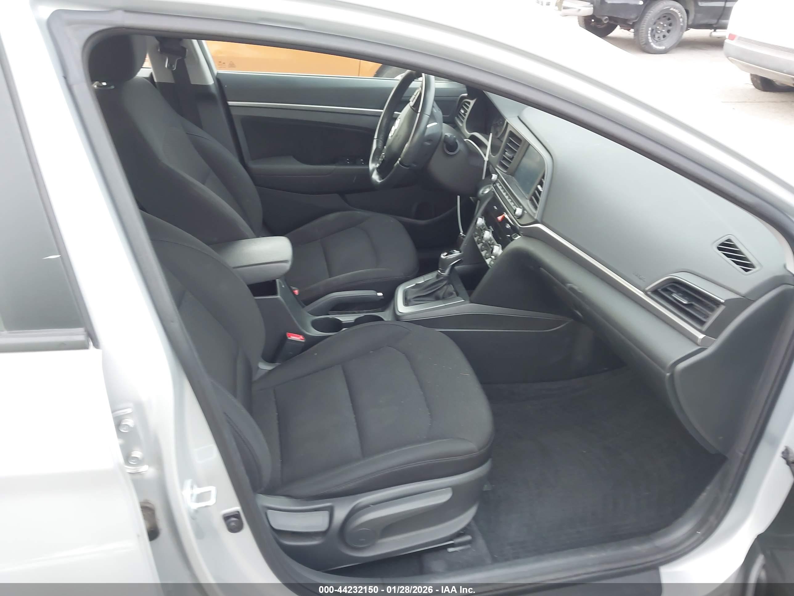 HYUNDAI ELANTRA image 5