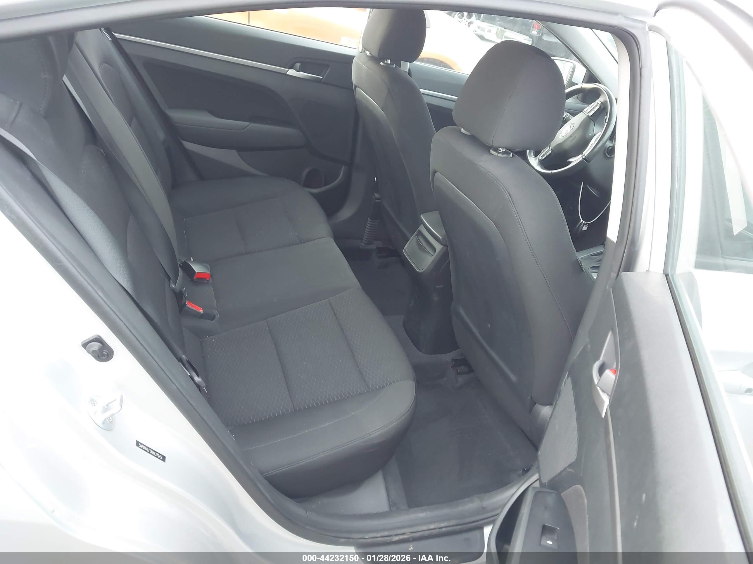 HYUNDAI ELANTRA image 8