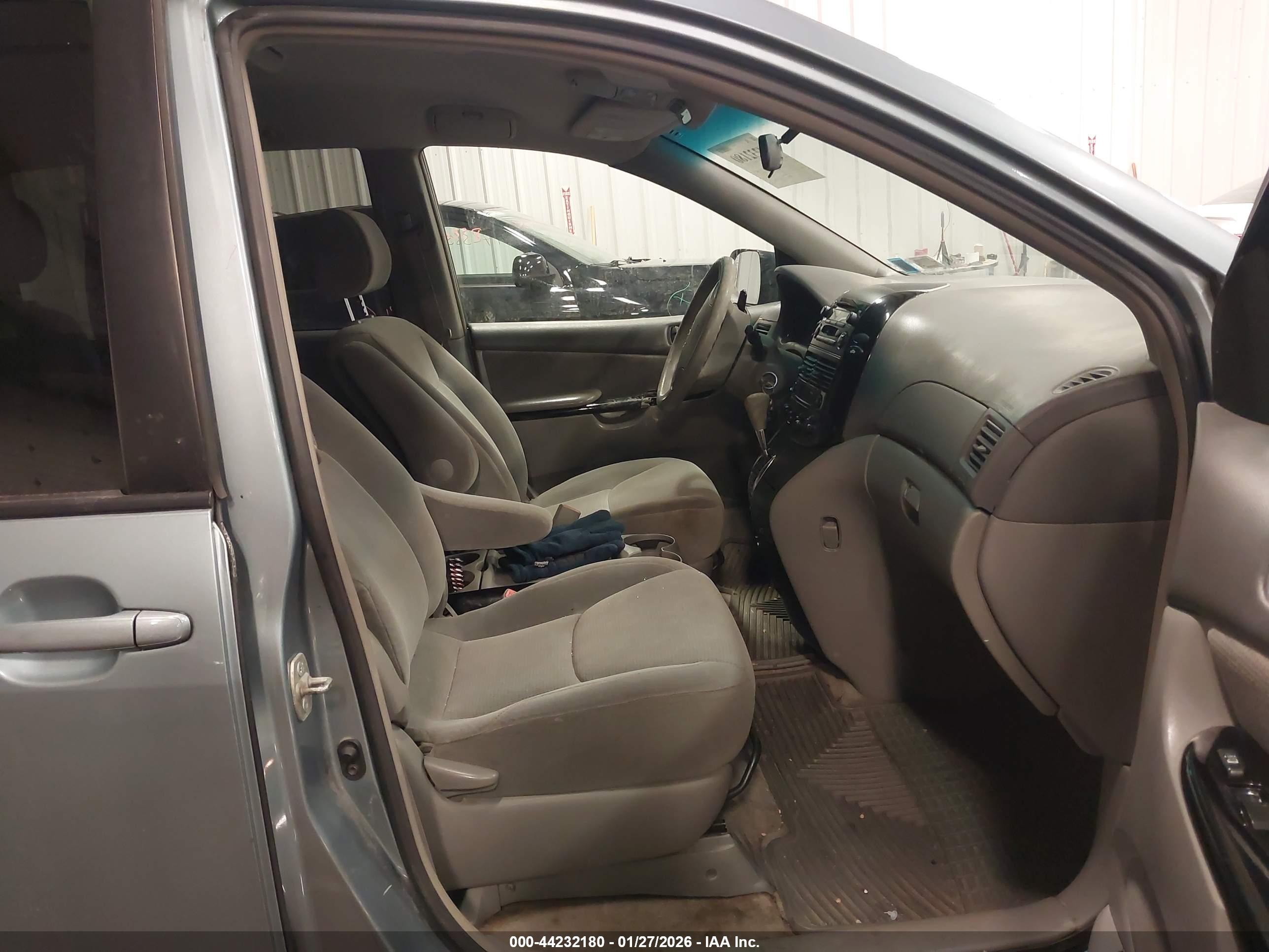 TOYOTA SIENNA image 5