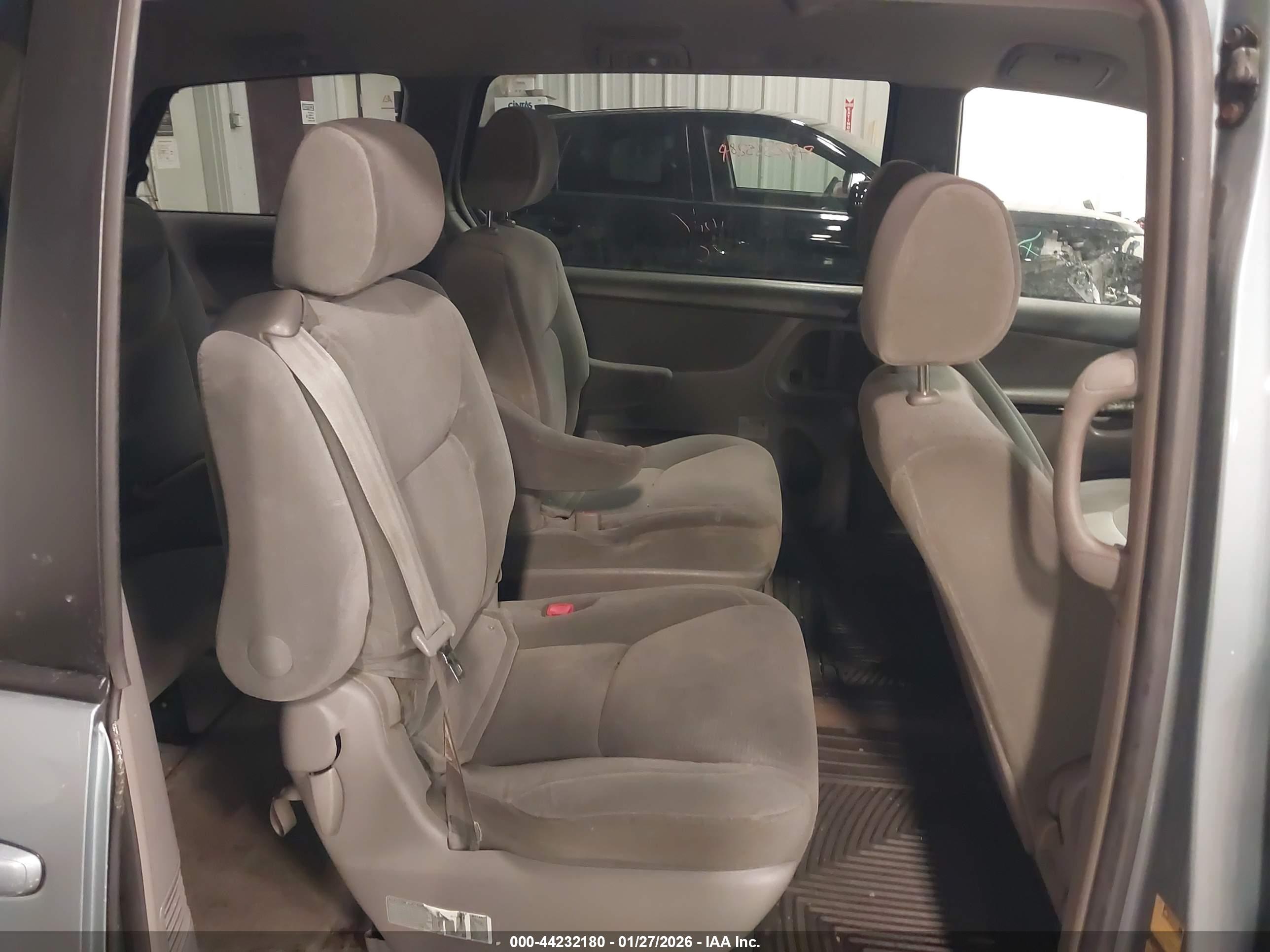 TOYOTA SIENNA image 8