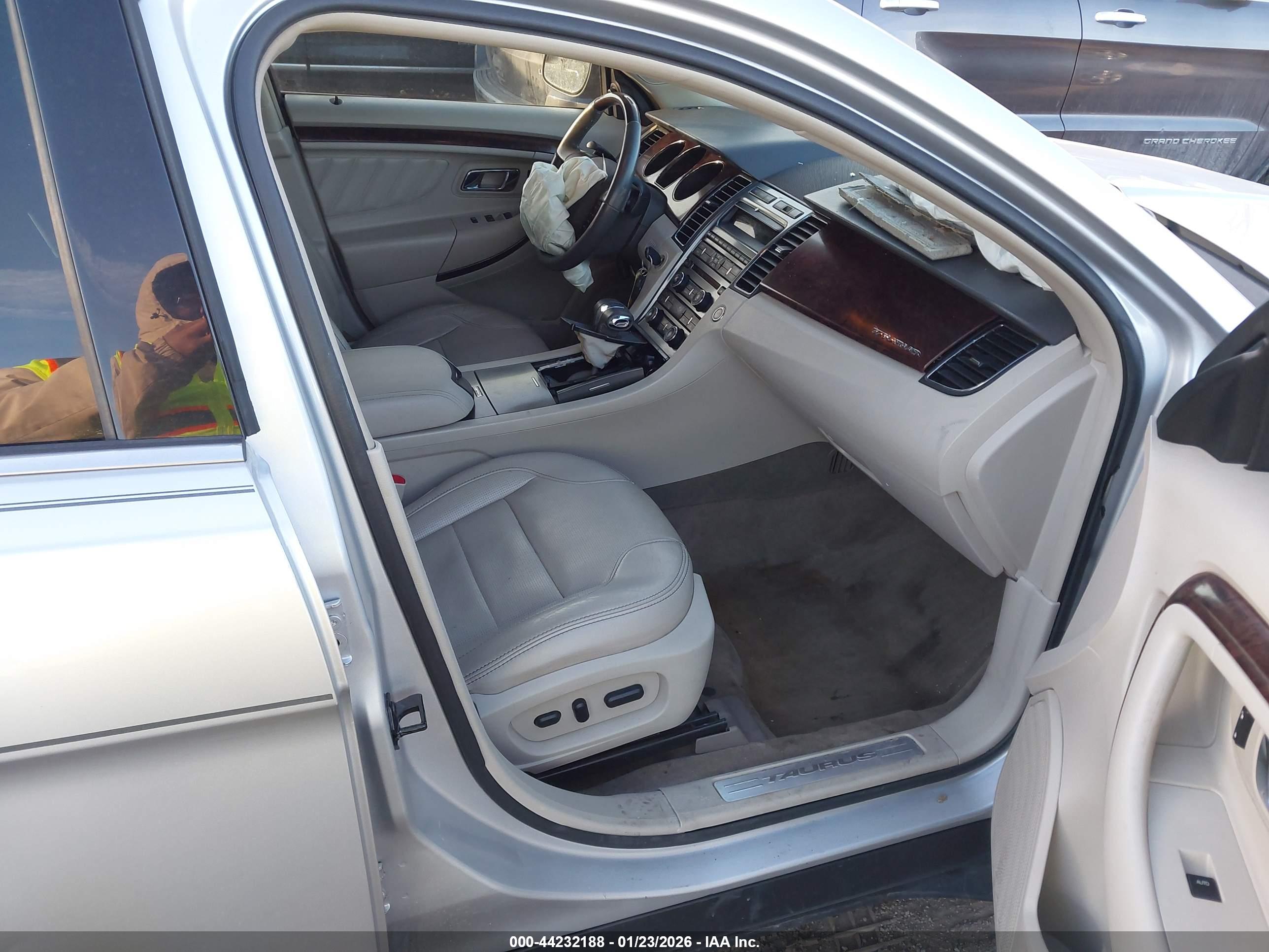 FORD TAURUS image 5