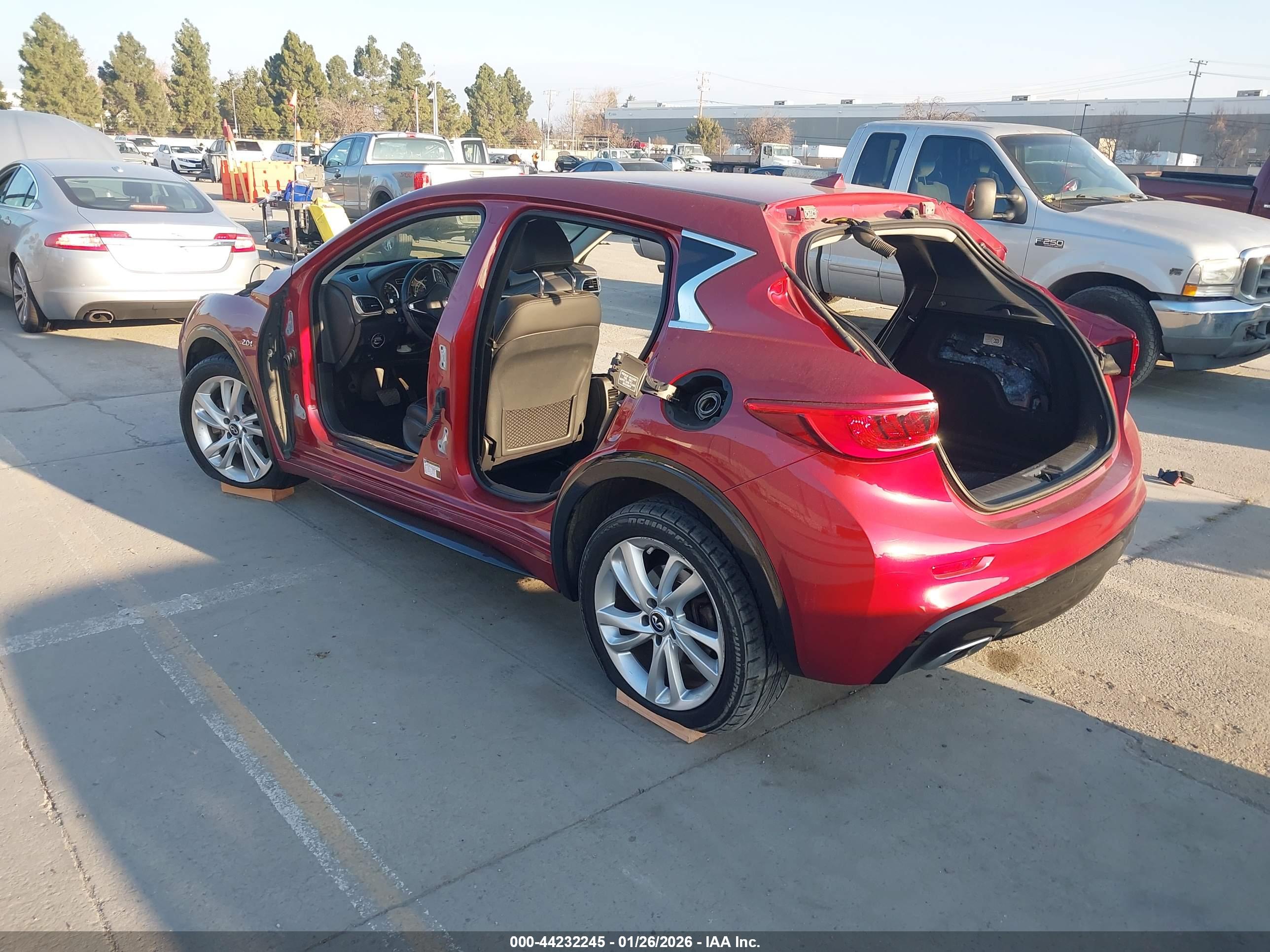 INFINITI QX30 image 3