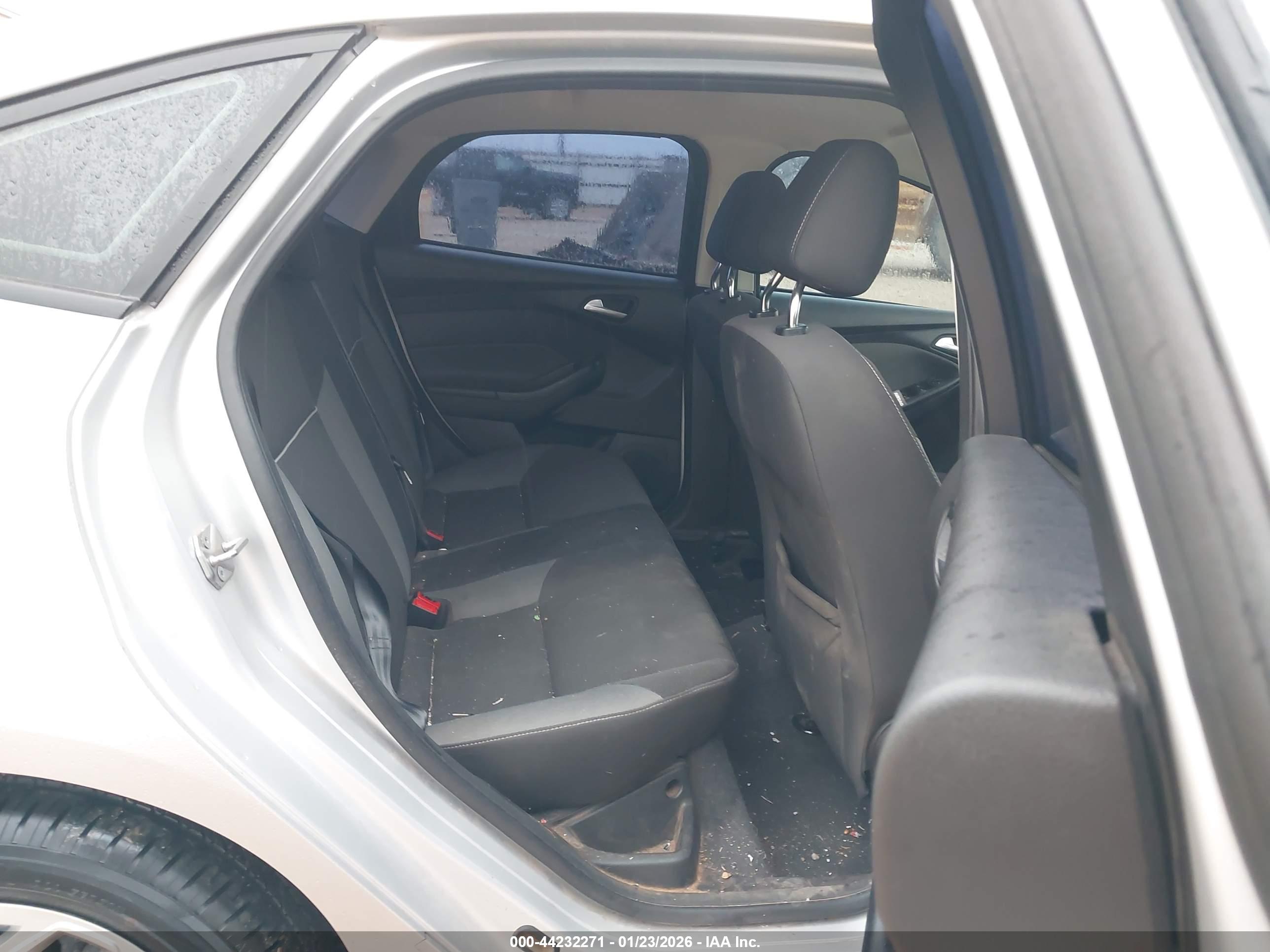 FORD FOCUS image 8