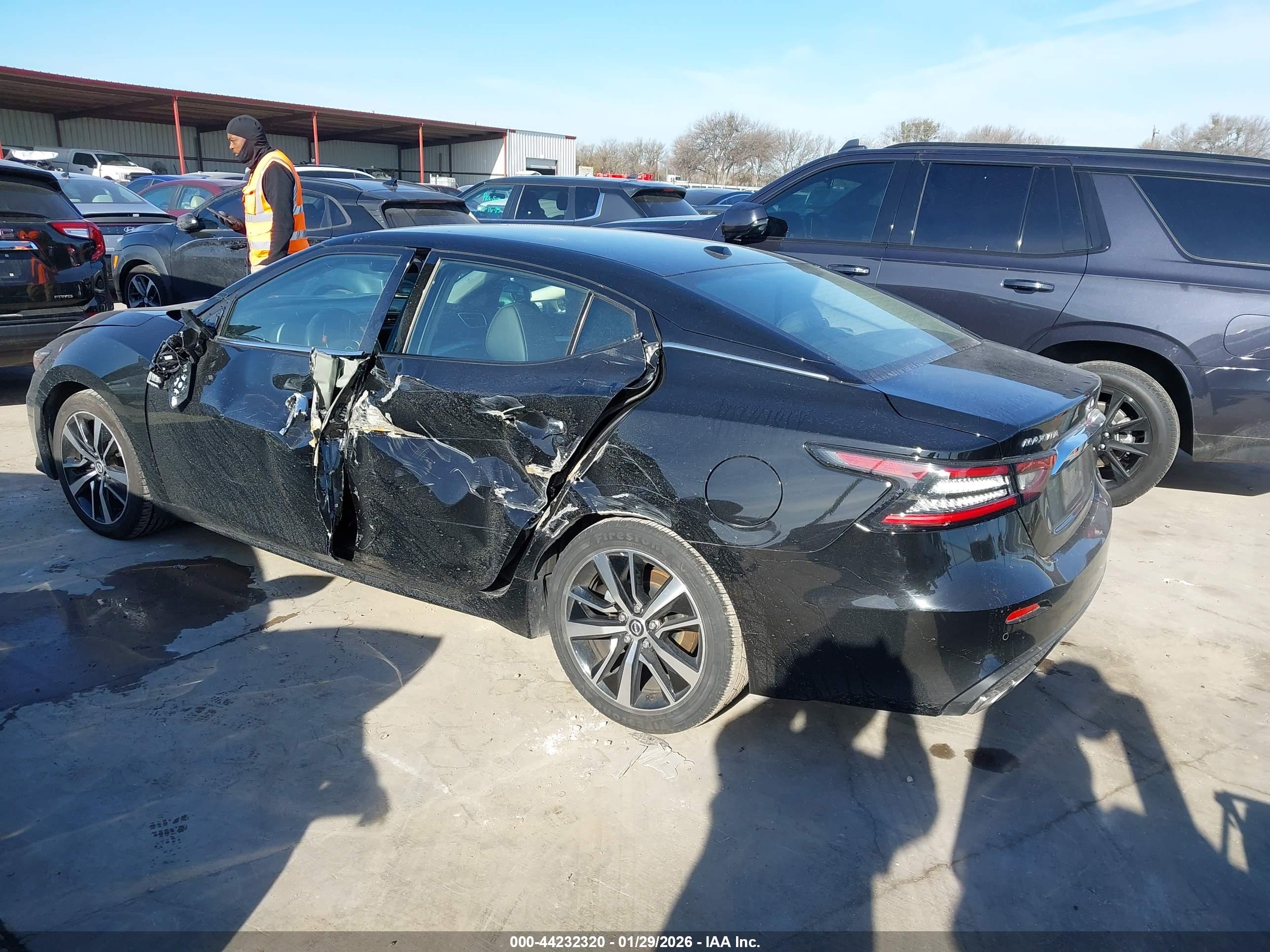 NISSAN MAXIMA image 3