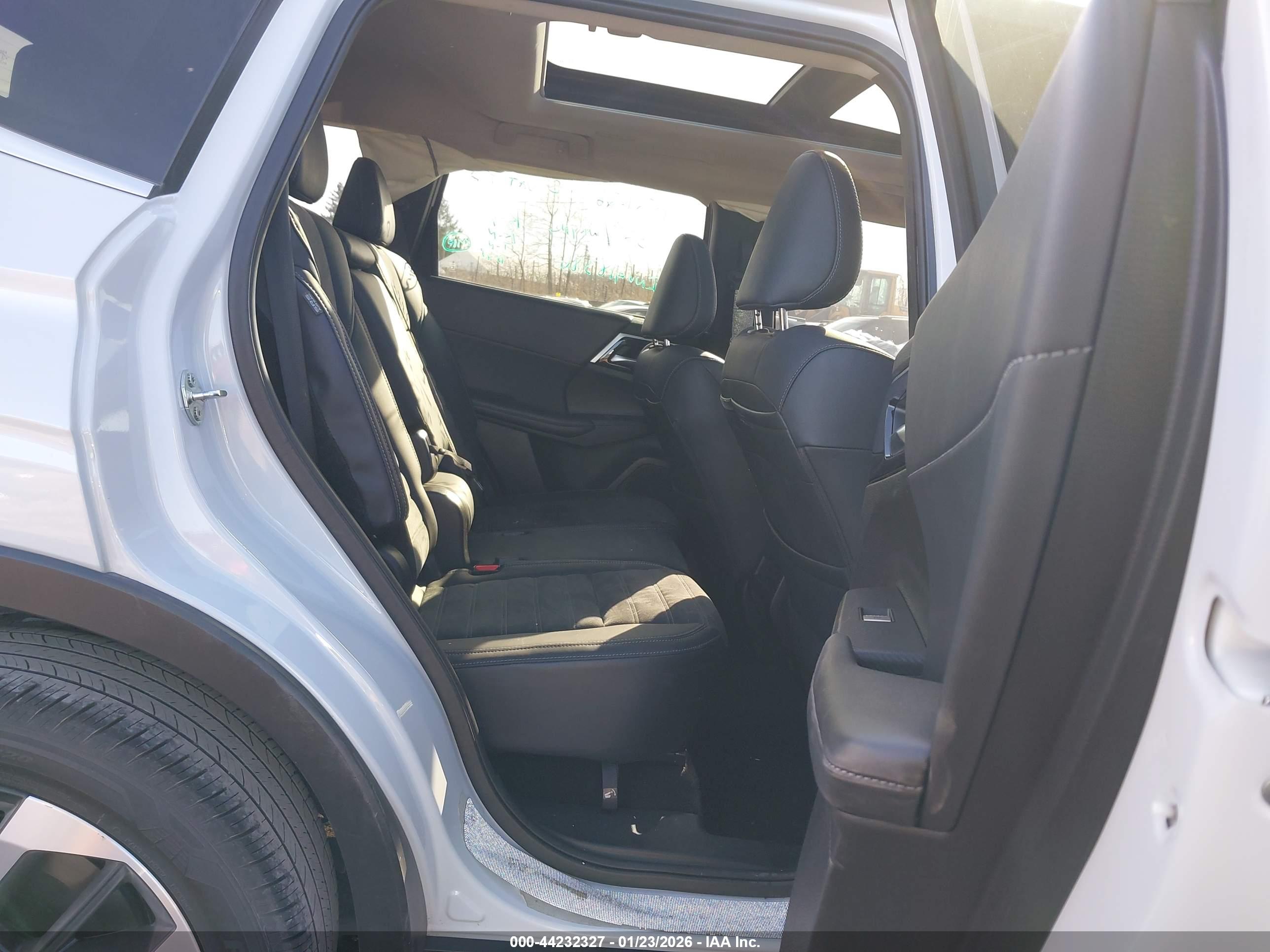 MITSUBISHI OUTLANDER image 8
