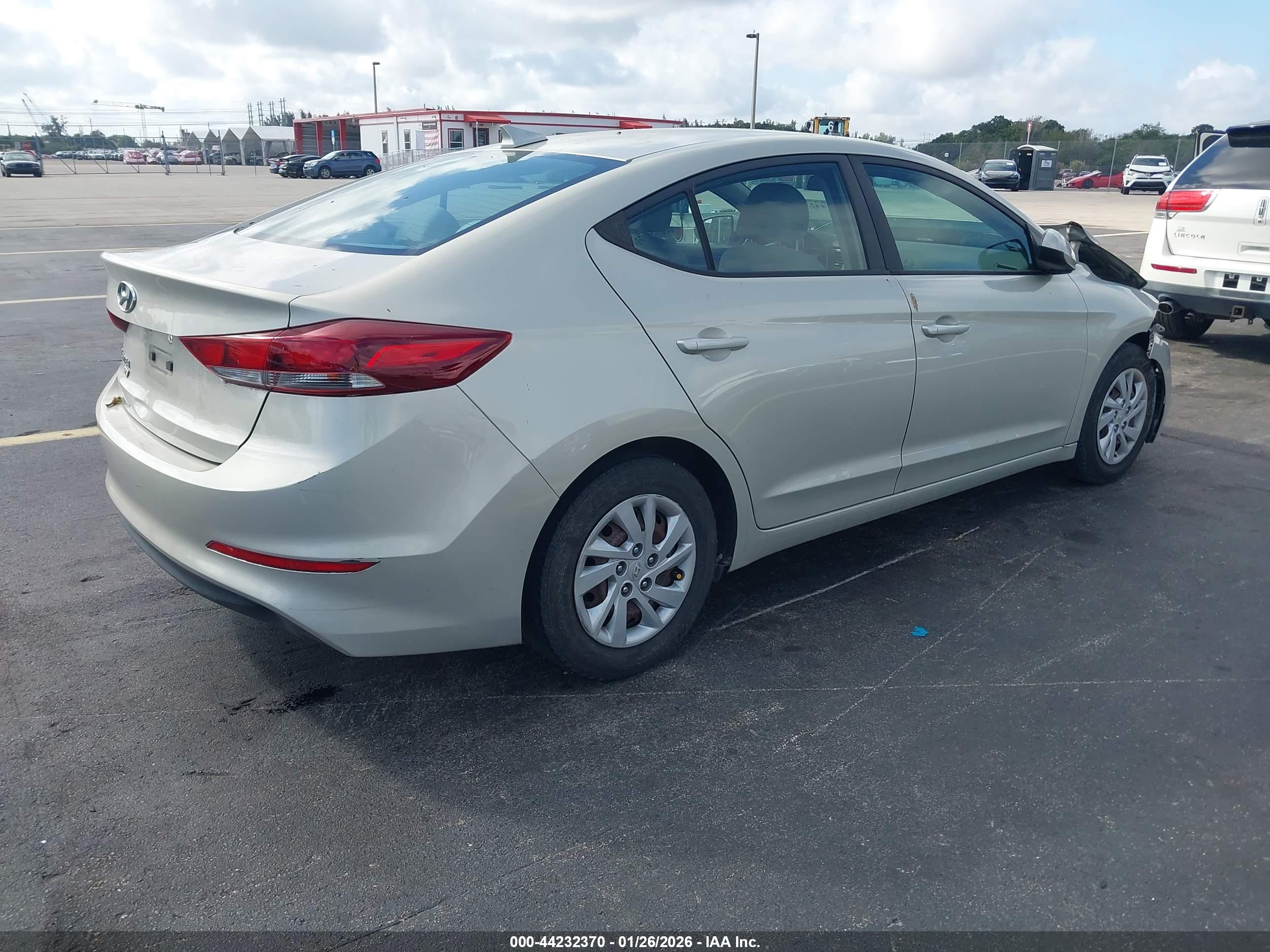 HYUNDAI ELANTRA image 4