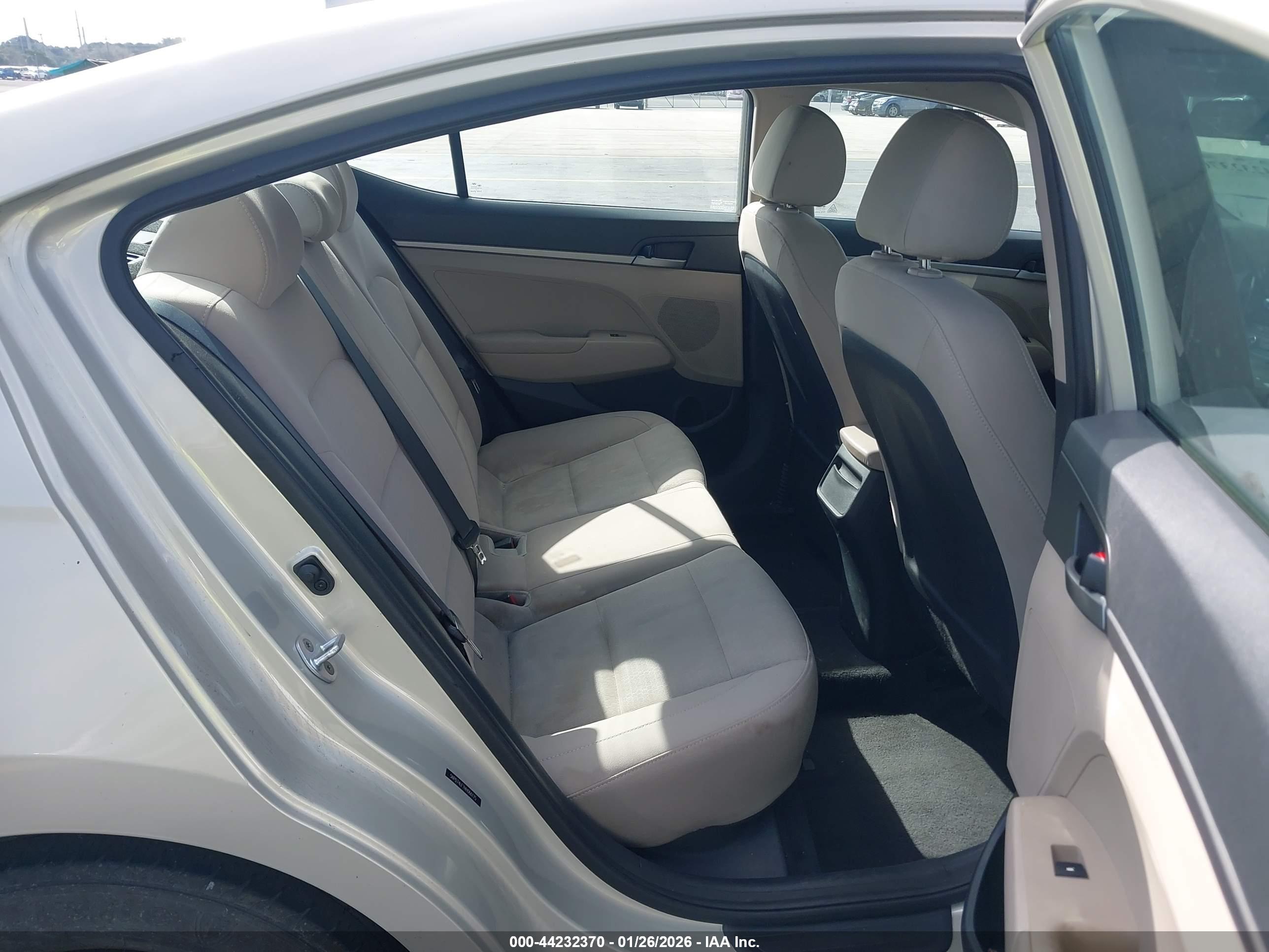 HYUNDAI ELANTRA image 8