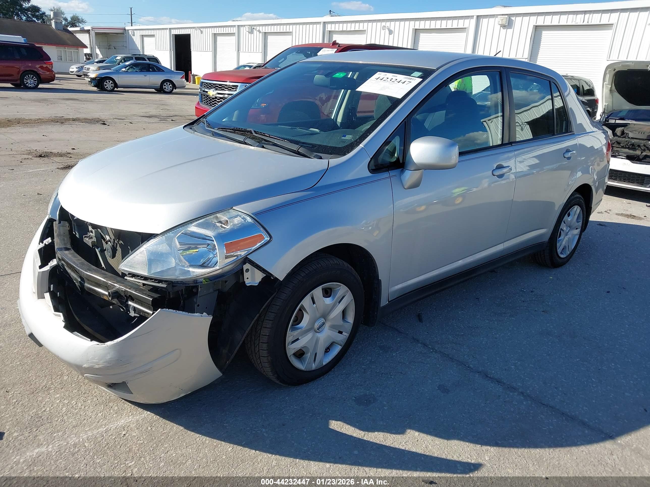 NISSAN VERSA image 2